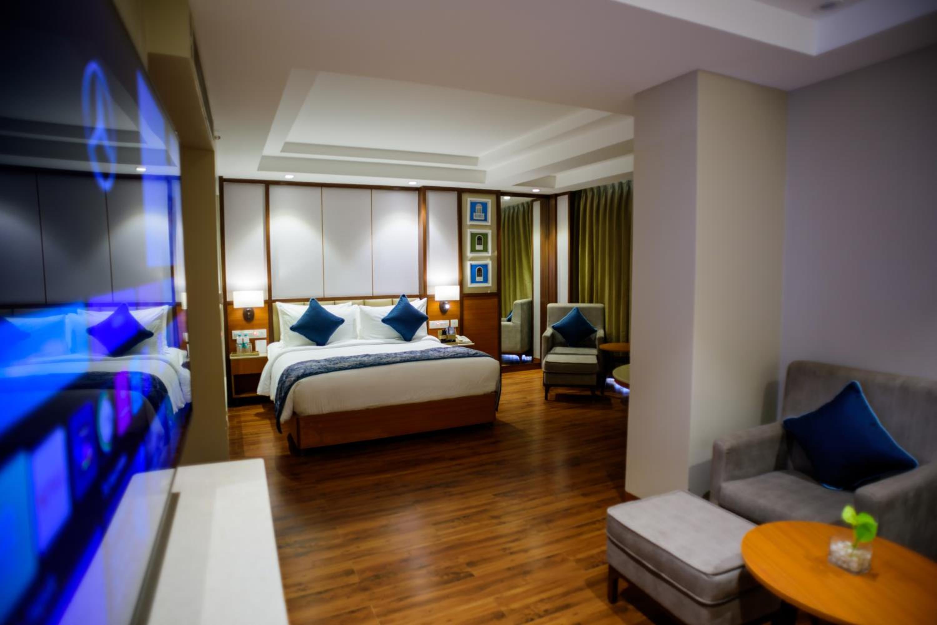 Junior Suite with 2 hours of Happy Hours on complimentary select beverages - Photo 12