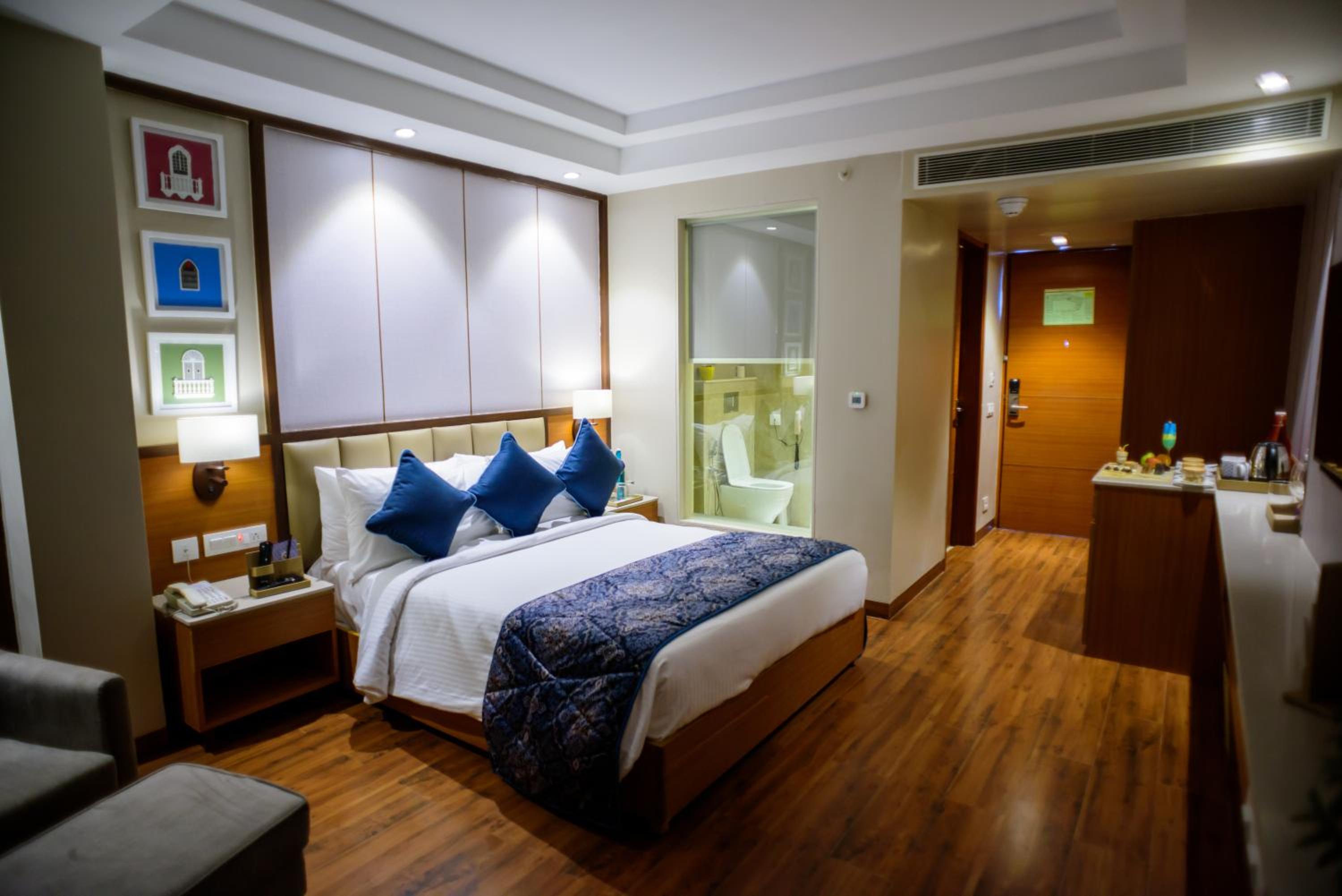 Family Room with 2 hours of Happy Hours on complimentary select beverages - Photo 5