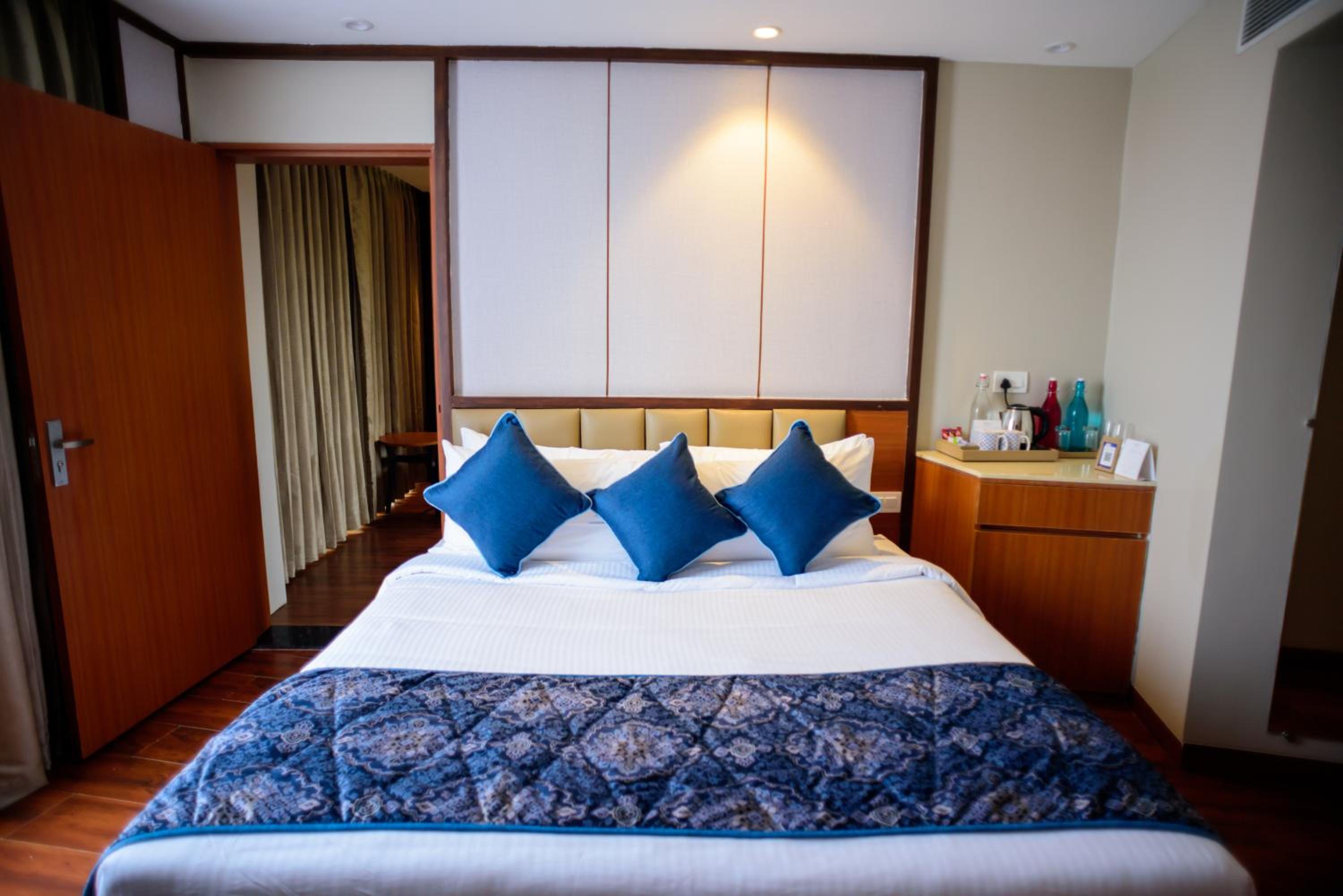 Family Room with 2 hours of Happy Hours on complimentary select beverages - Photo 6