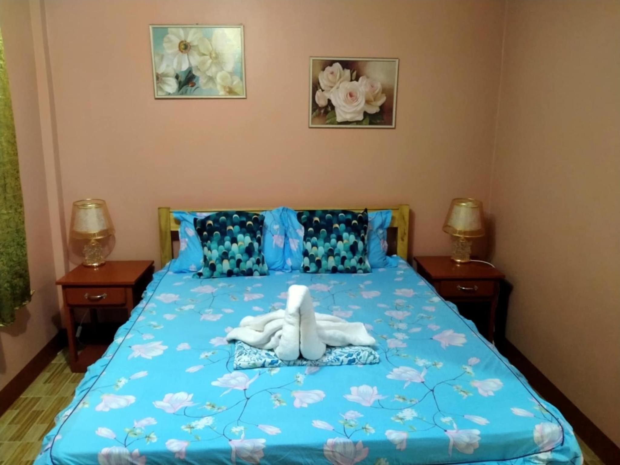 Queen Room photo 2