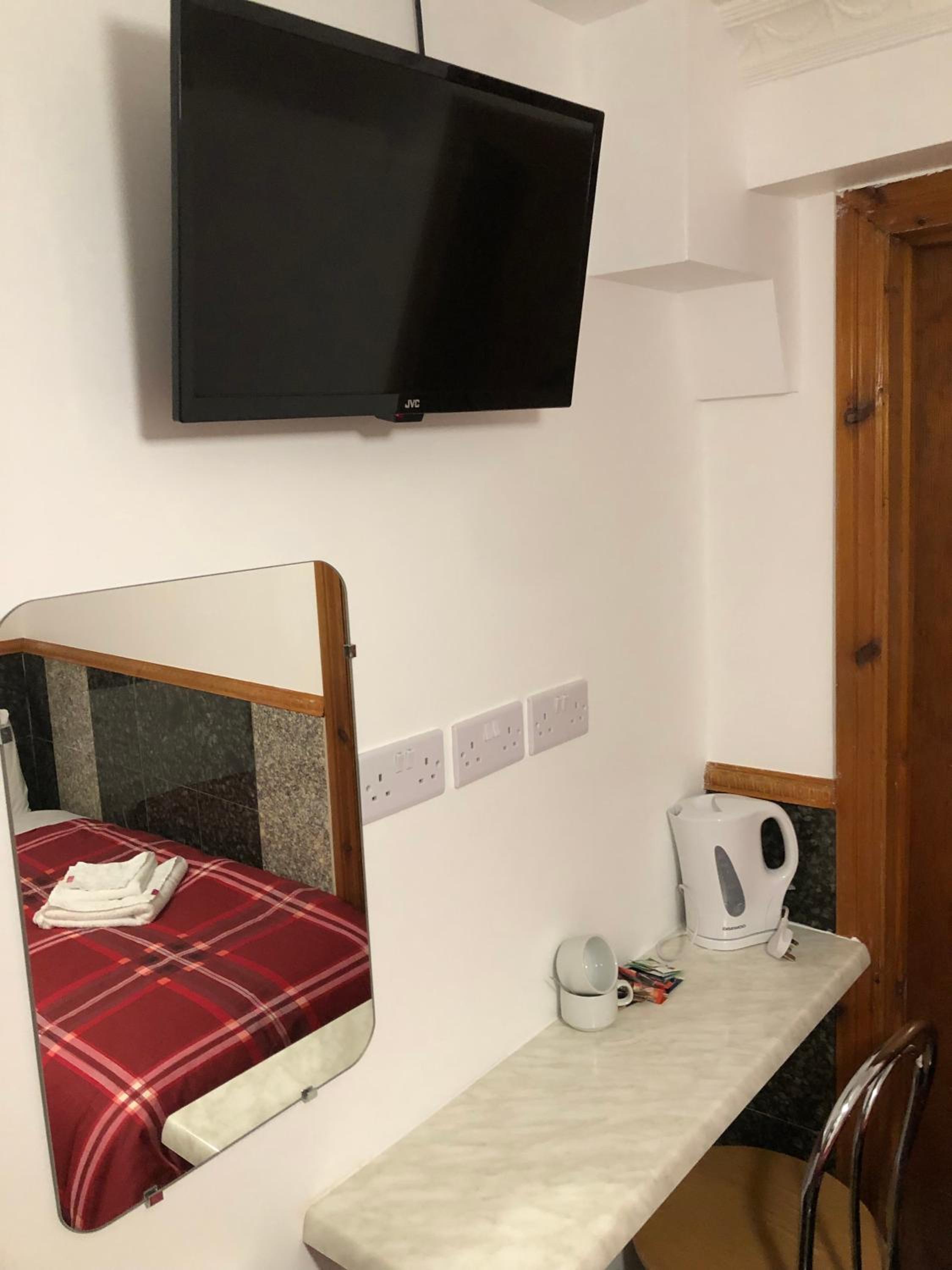 Twin En Suite in Basement Room Only
