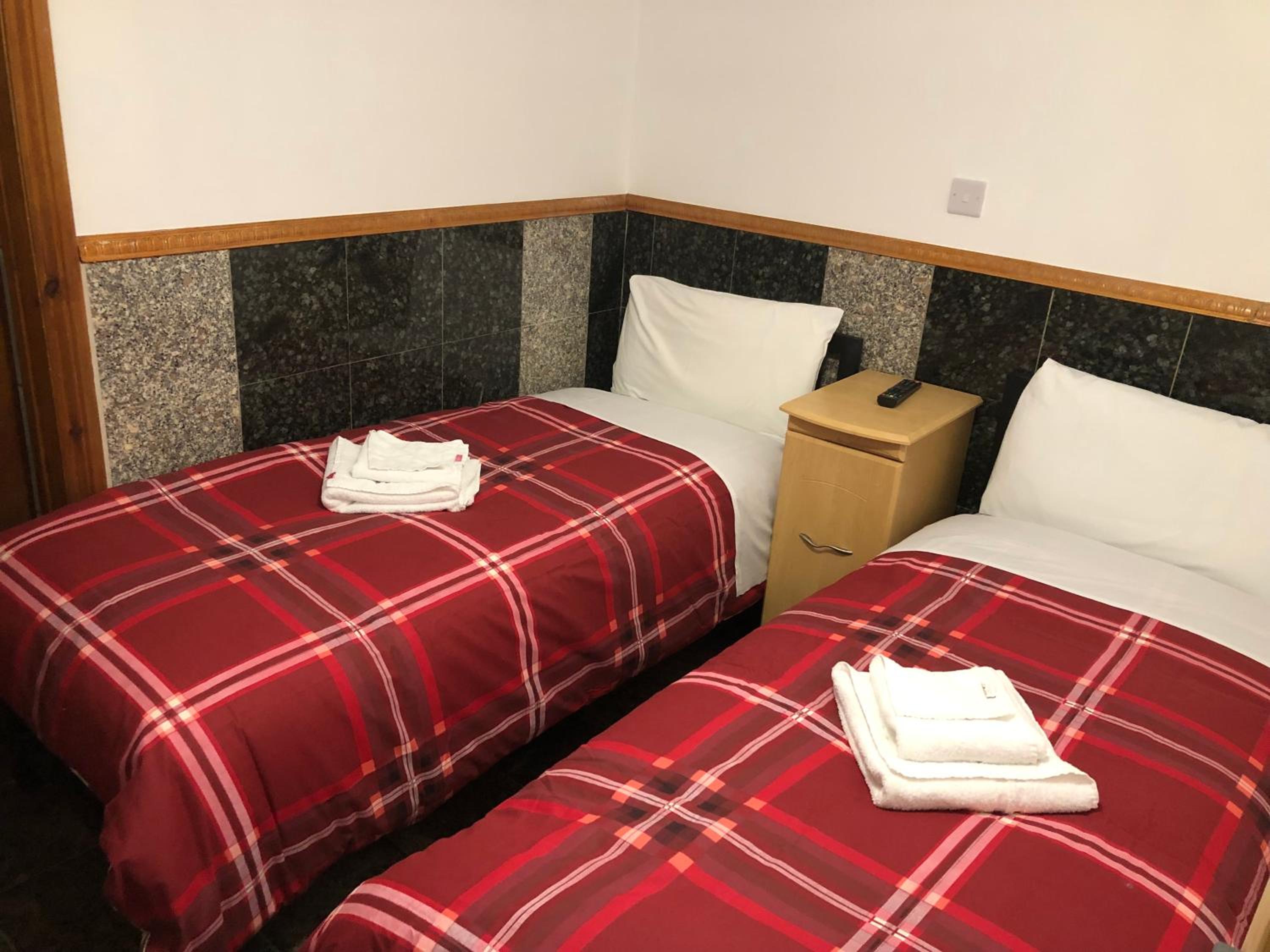 Twin En Suite in Basement Room Only photo 3