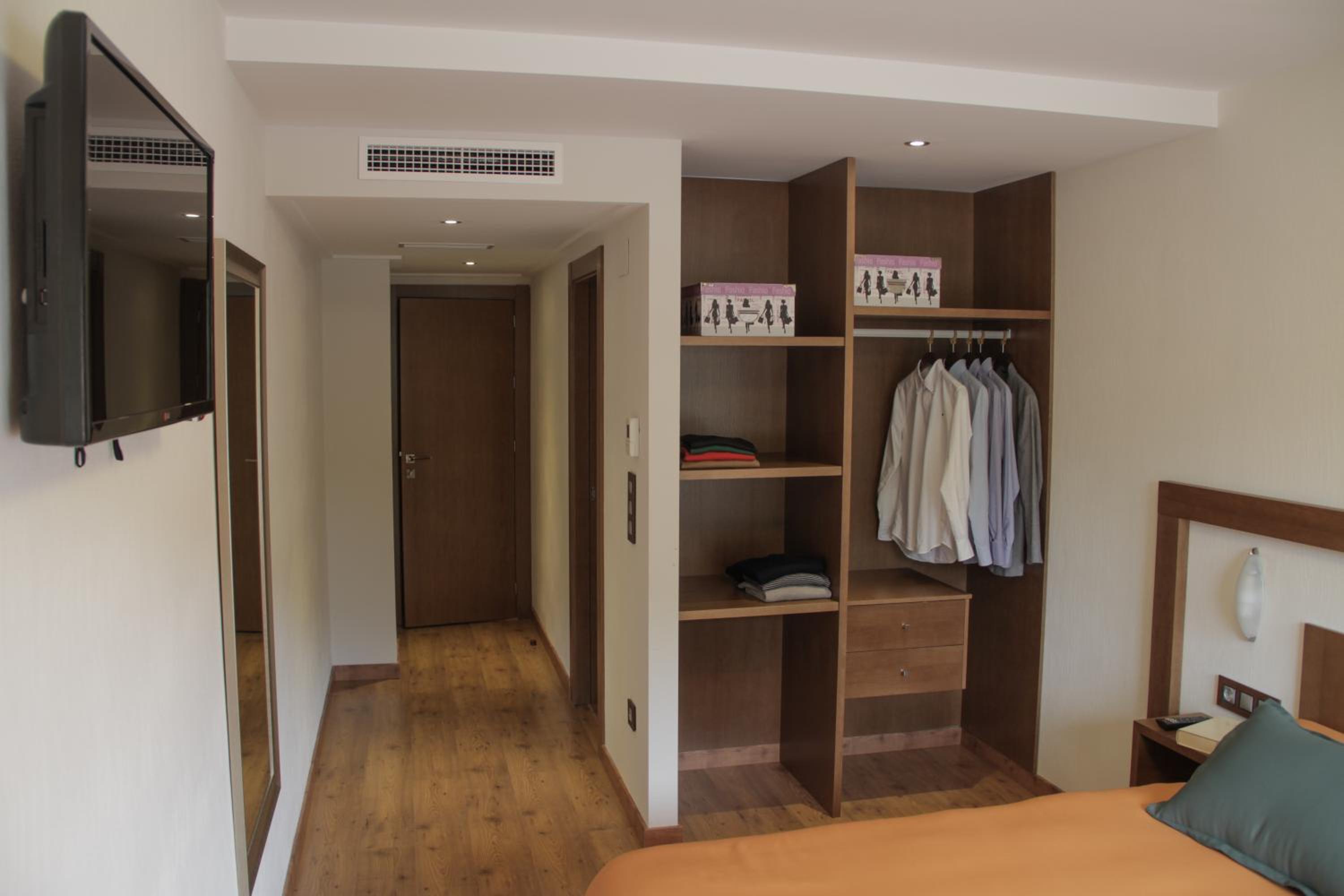 Five-Bedroom House photo 2