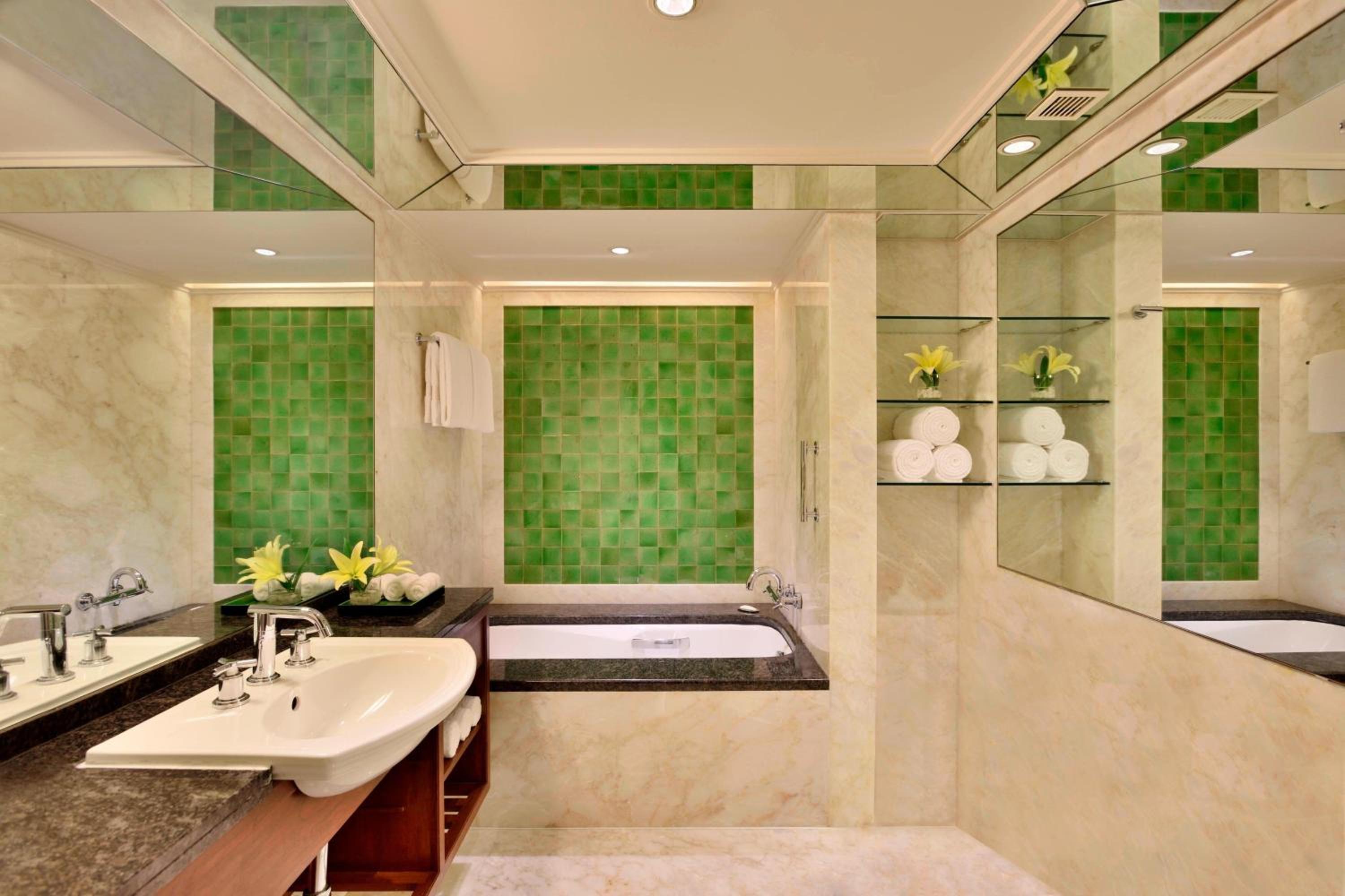 Deluxe Suite Lake View  with Bathtub photo 3