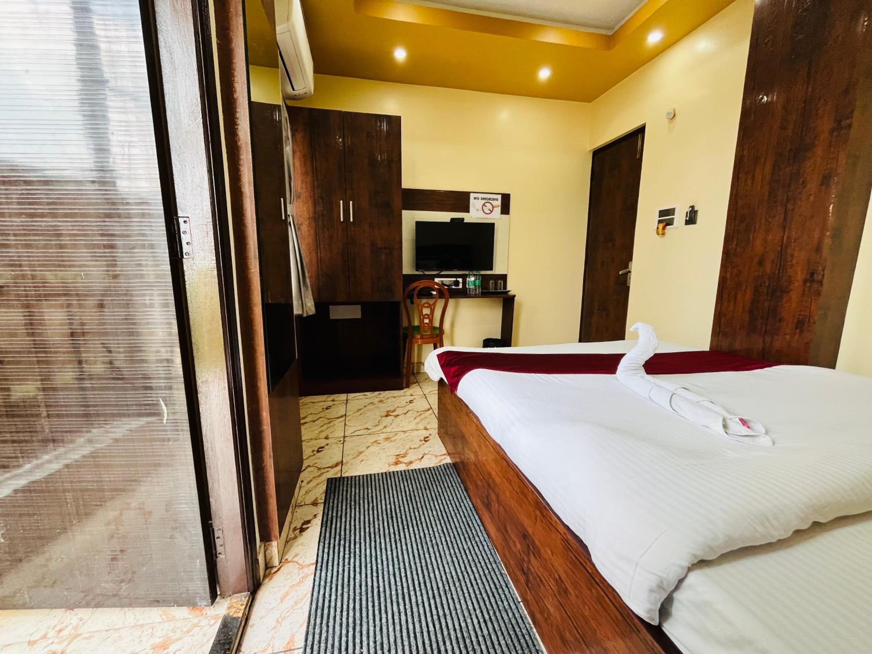 Standard Double Room - Photo 12