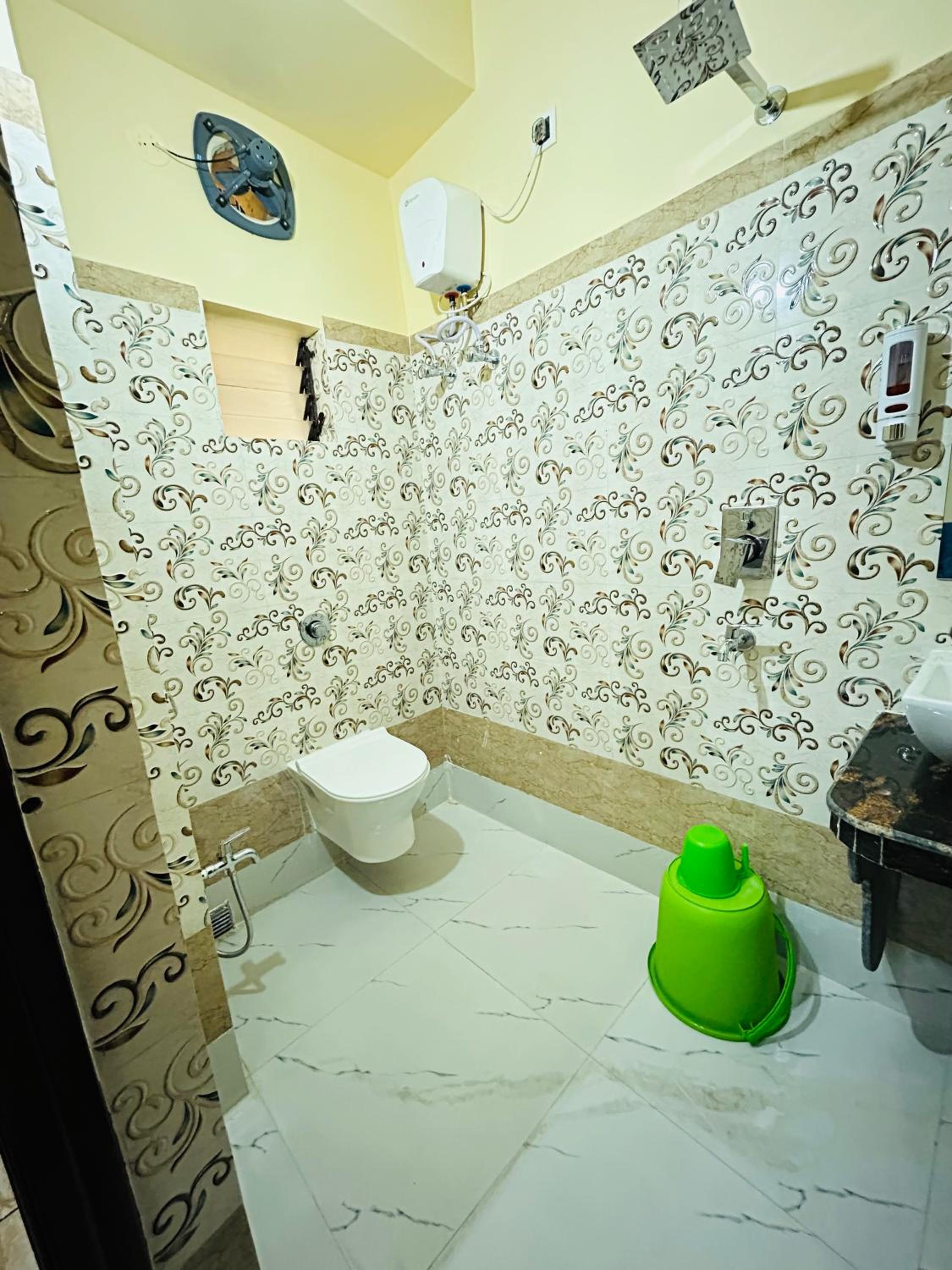 Standard Double Room - Photo 8