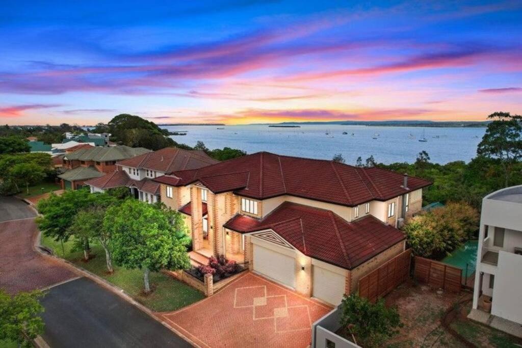 Five-Bedroom House photo 1