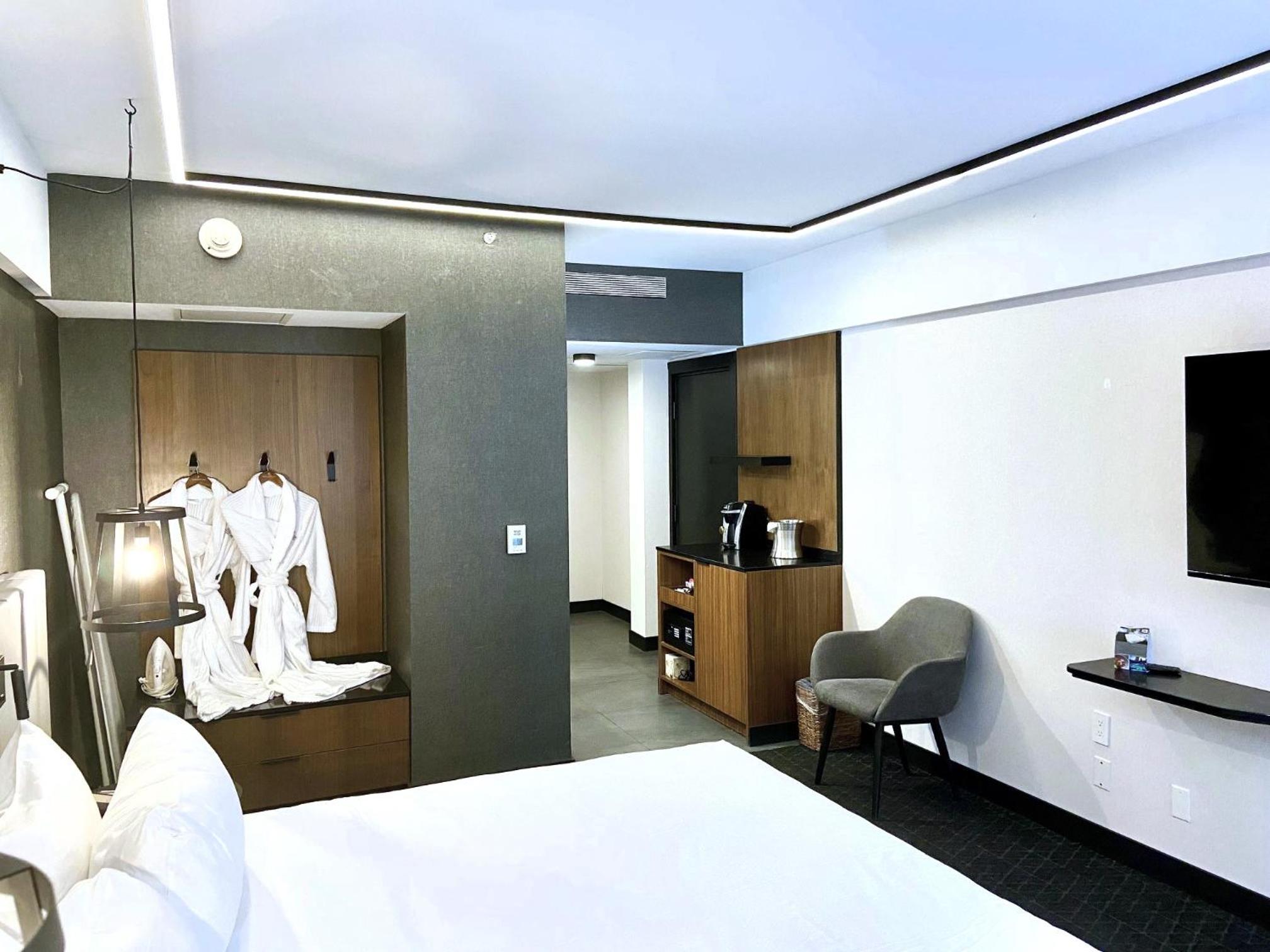 Standard Room, 1 Queen Bed - Photo 2