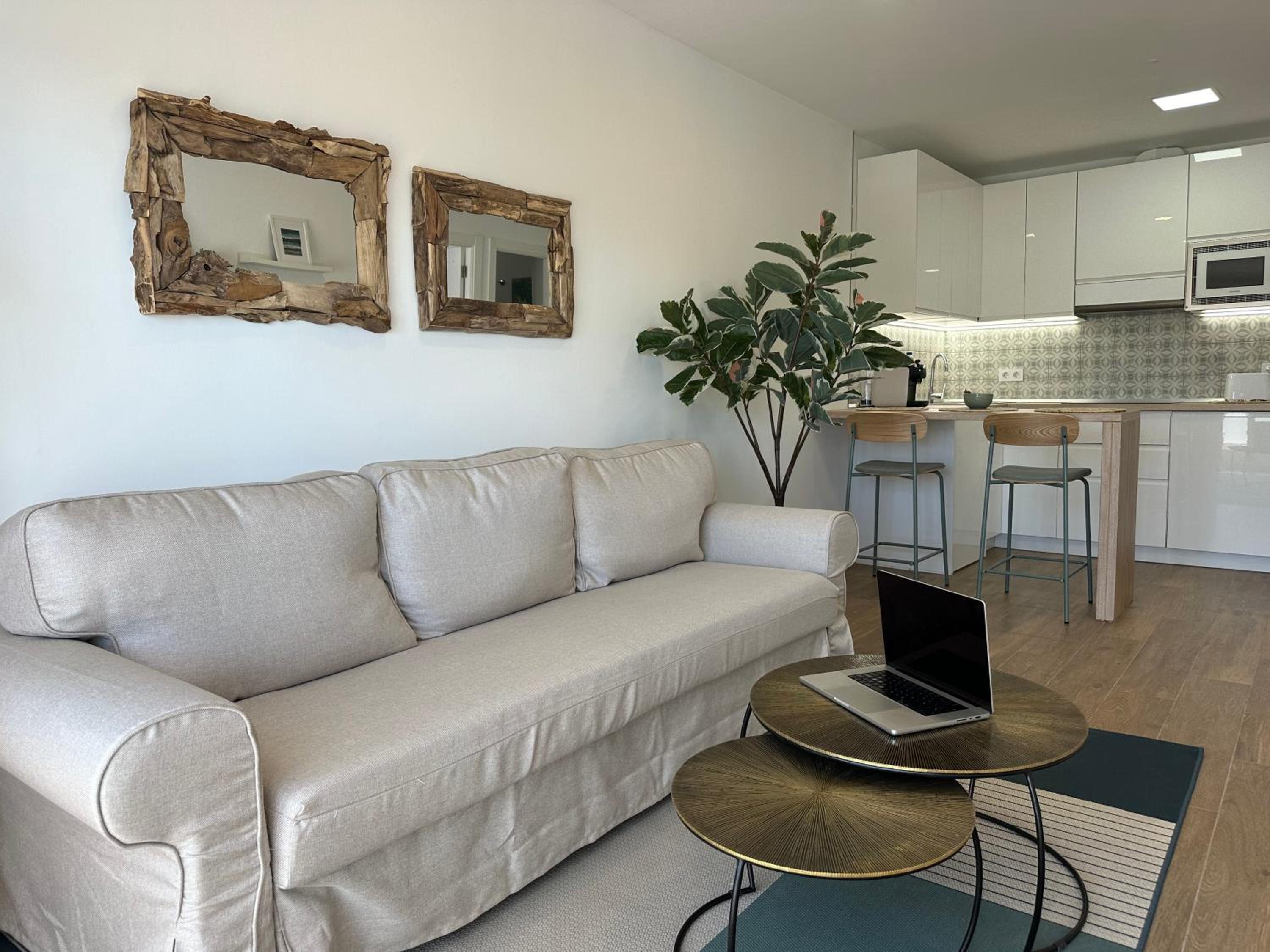 One-Bedroom Apartment with Sea View and Balcony photo 3