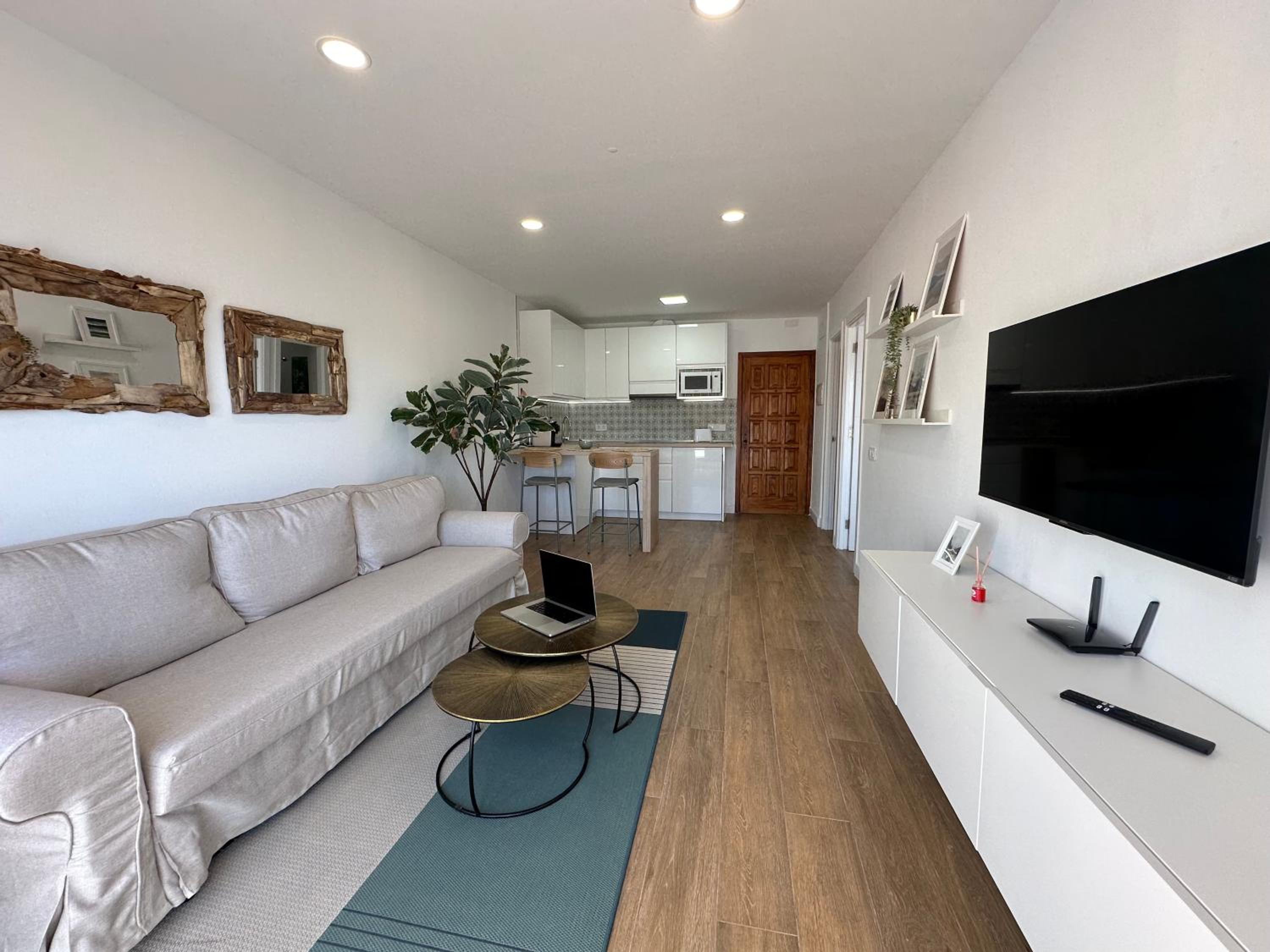 Apartamento de una habitación con vista al mar y balcón.