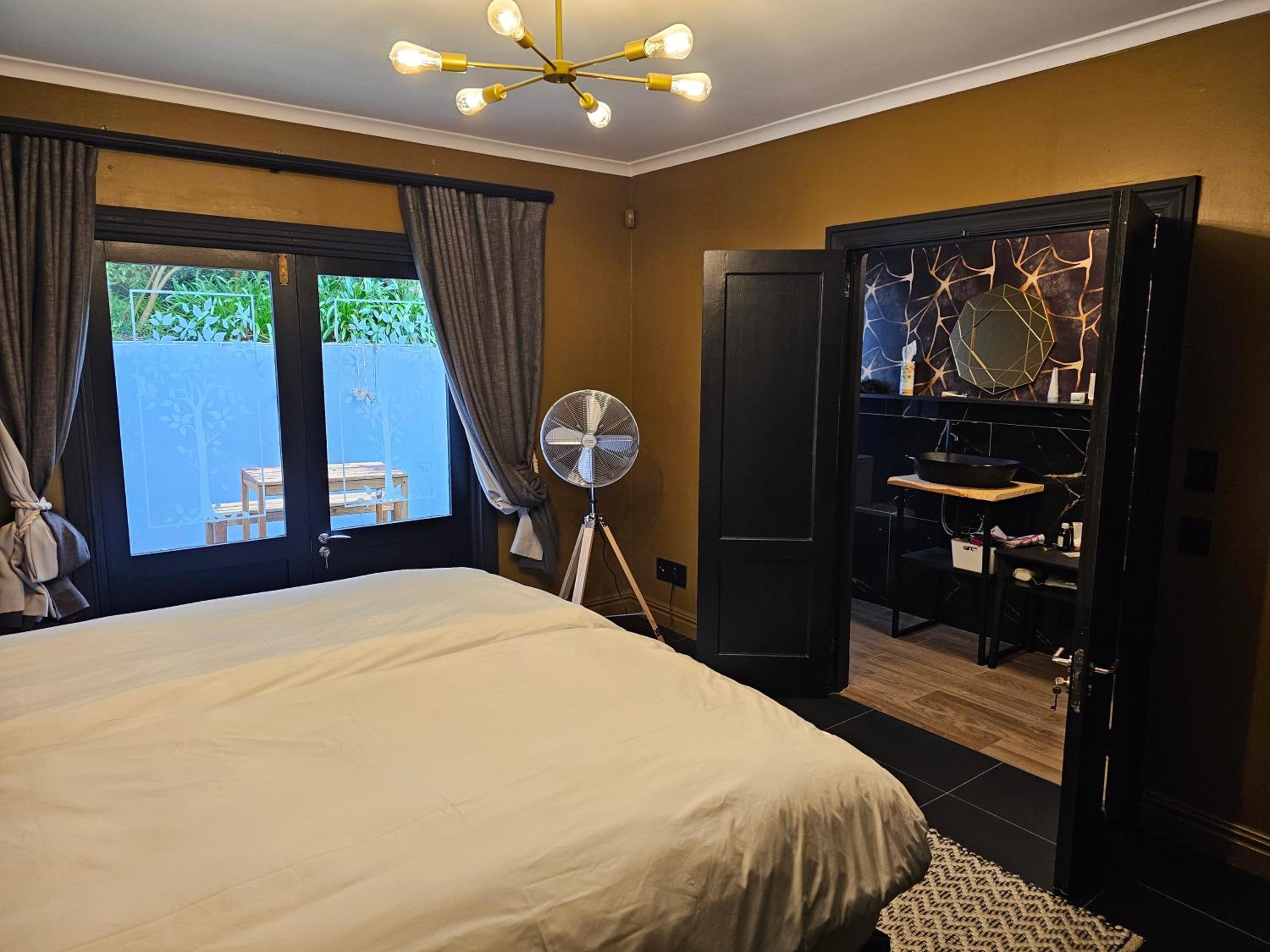 Deluxe King Suite photo 1