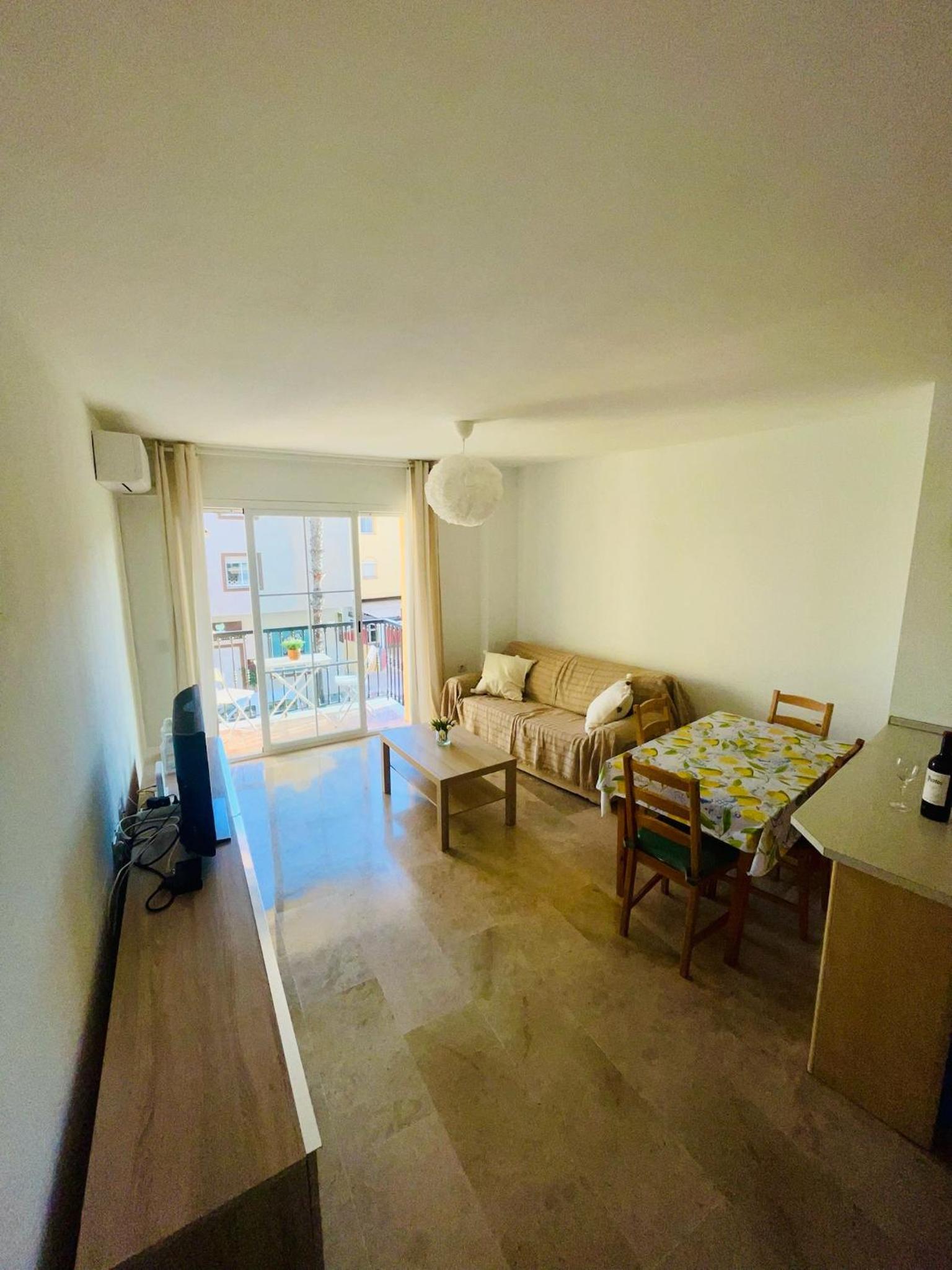 Apartamento de tres habitaciones con balcón