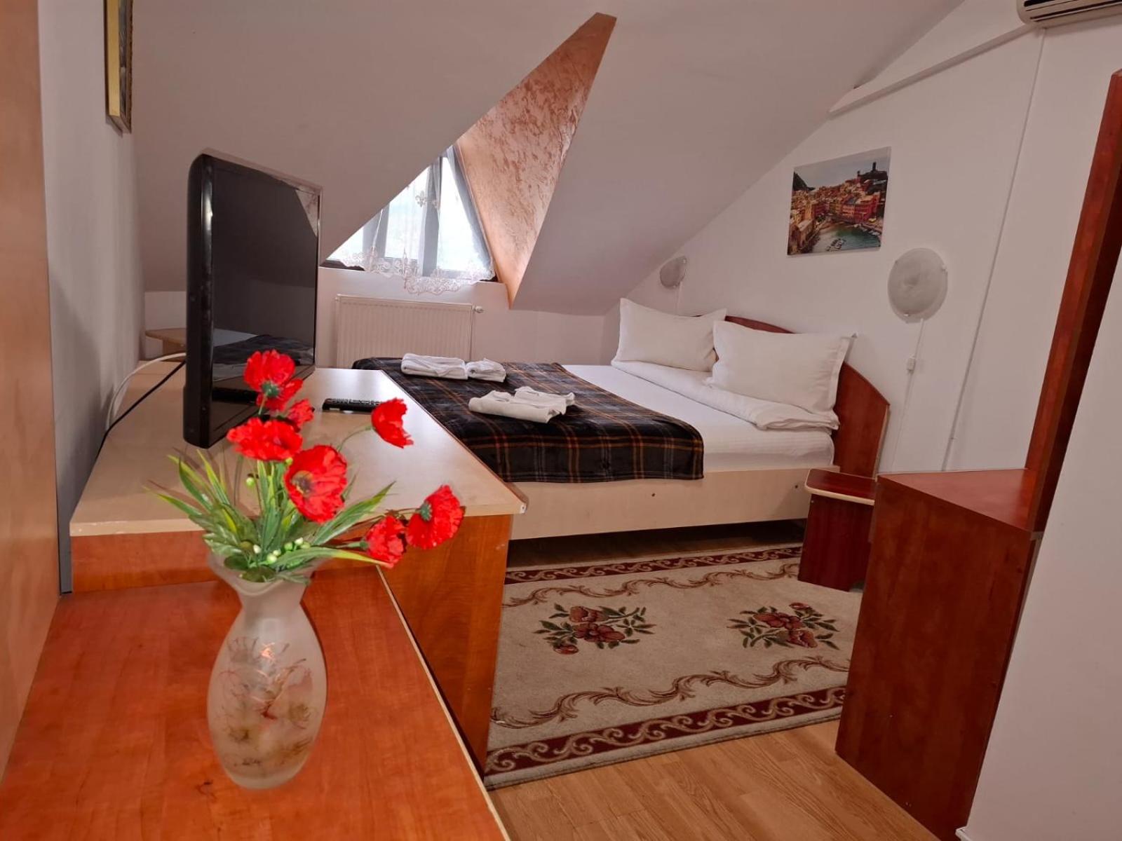 Double Room - Photo 13