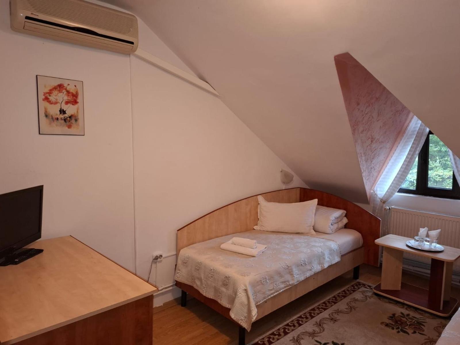 Double Room - Photo 11