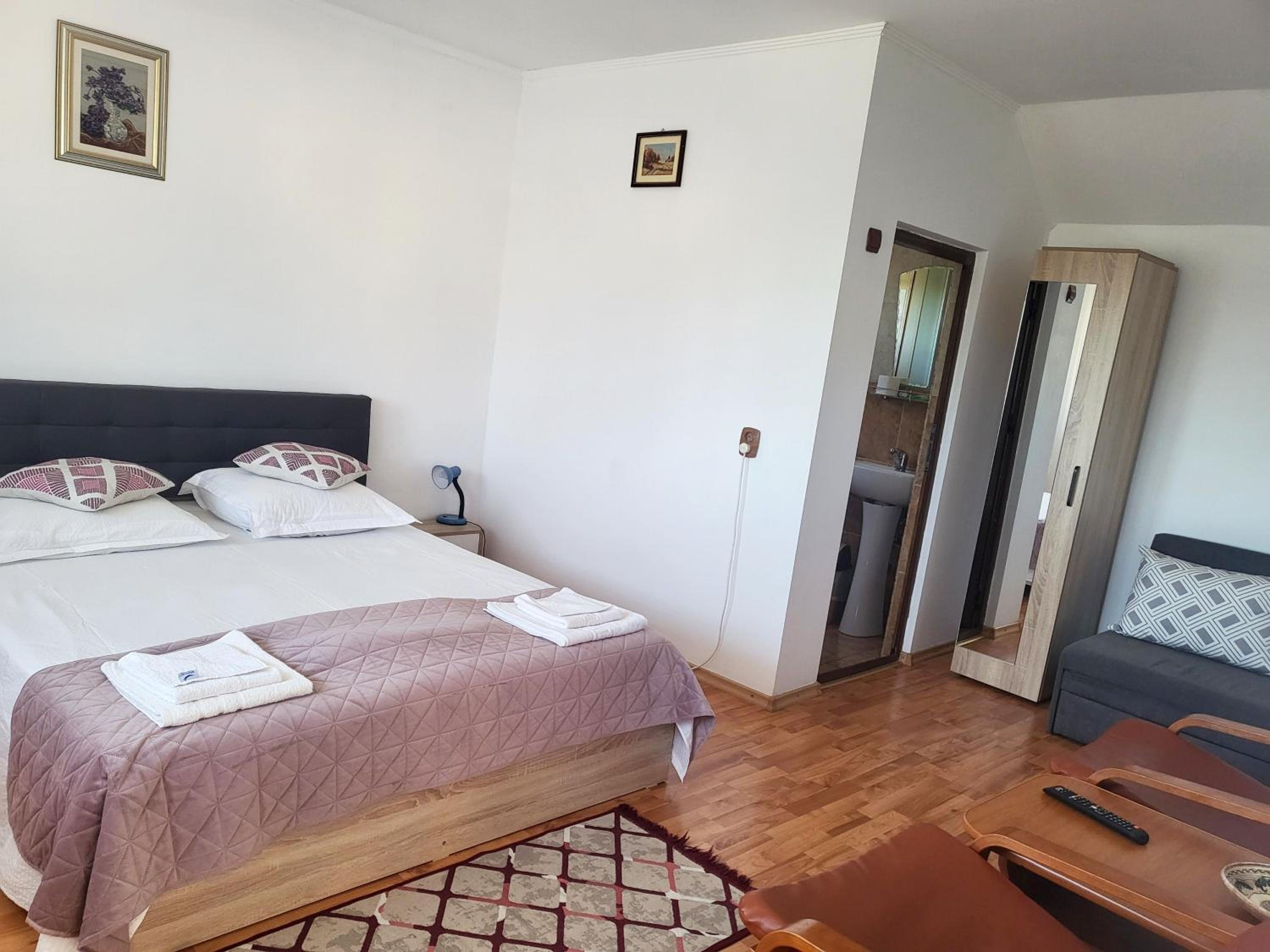 Double Room with Private Bathroom photo 2