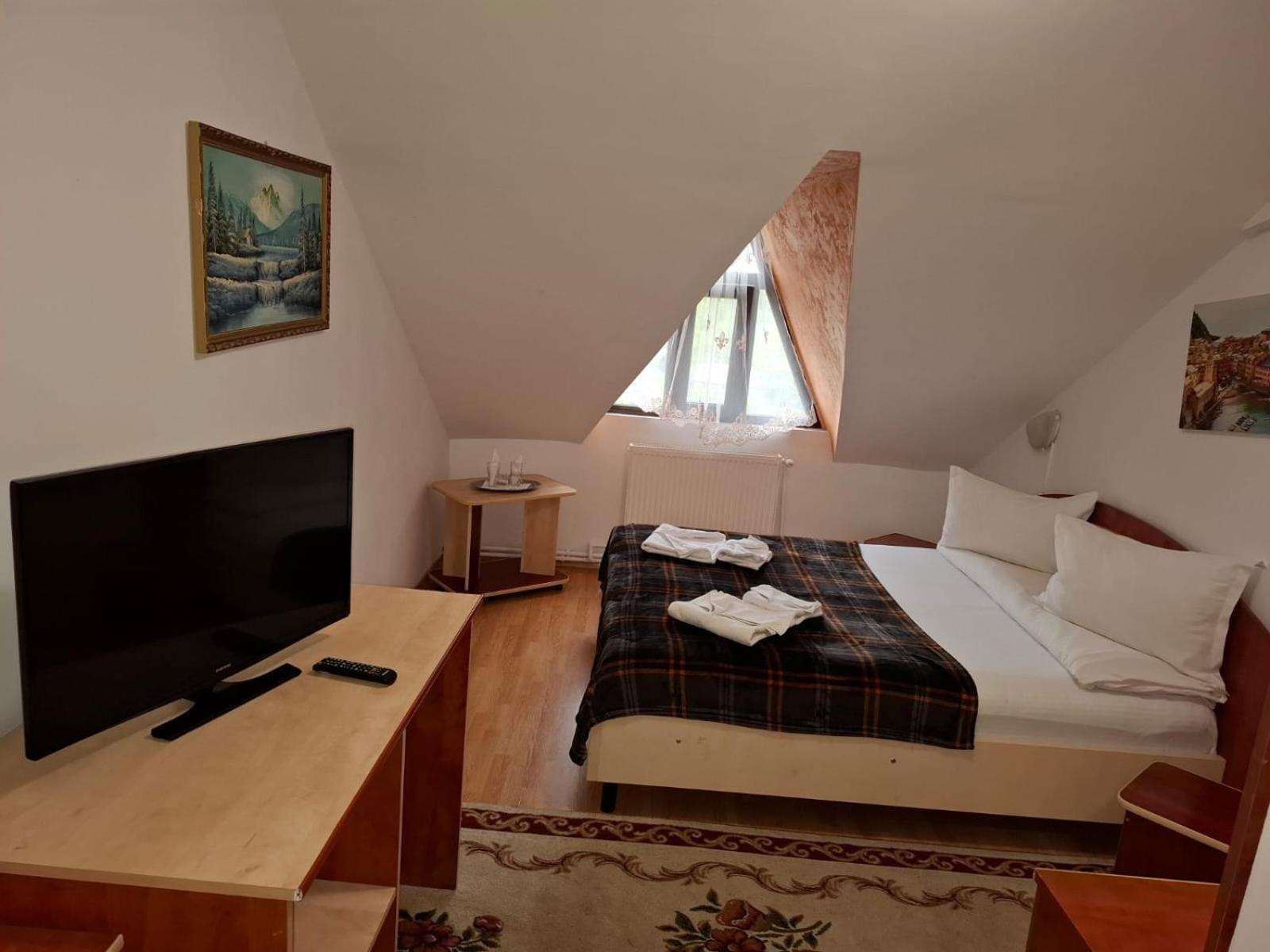 Double Room - Photo 6