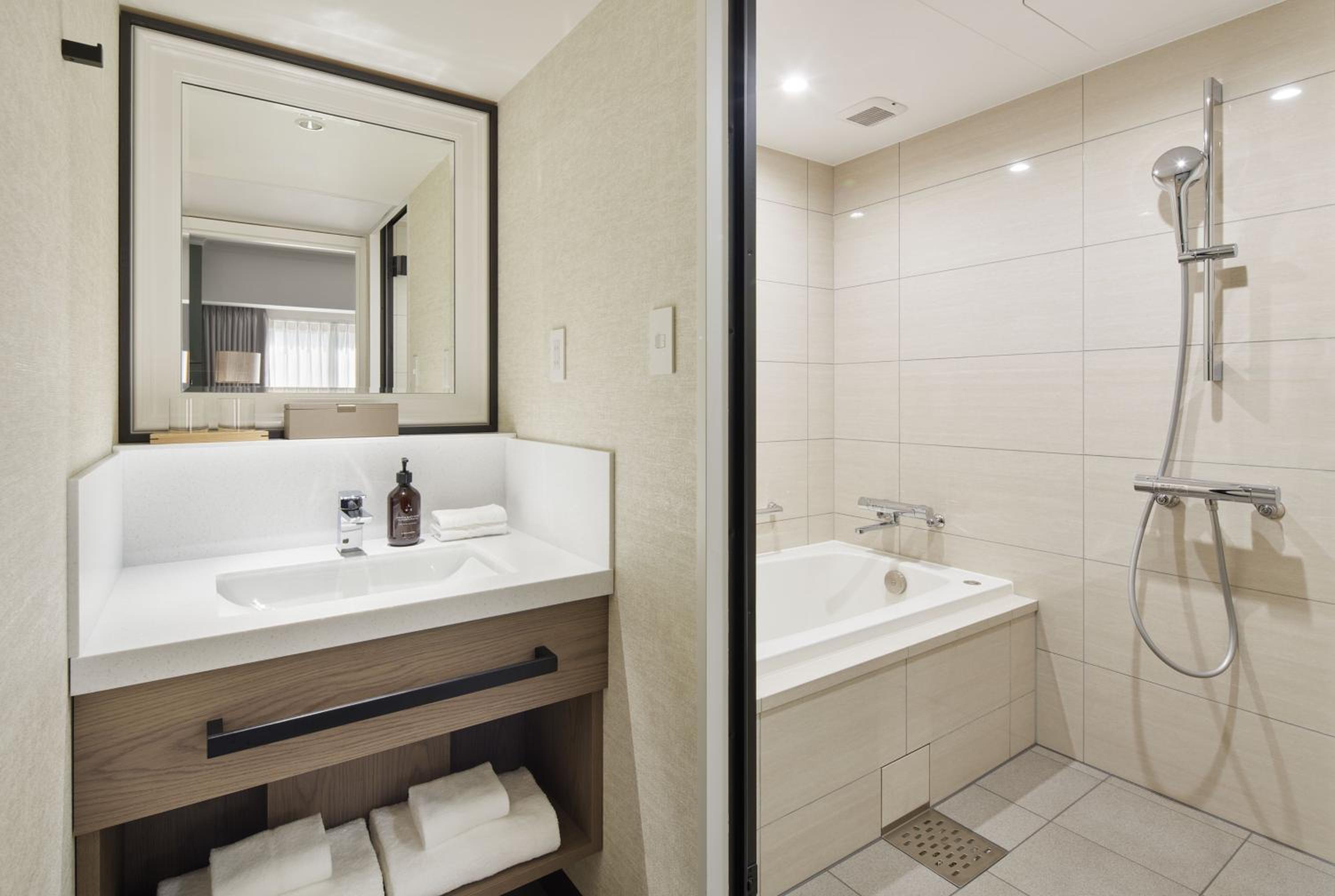 Premium Double Room with Separate Bath - Photo 5