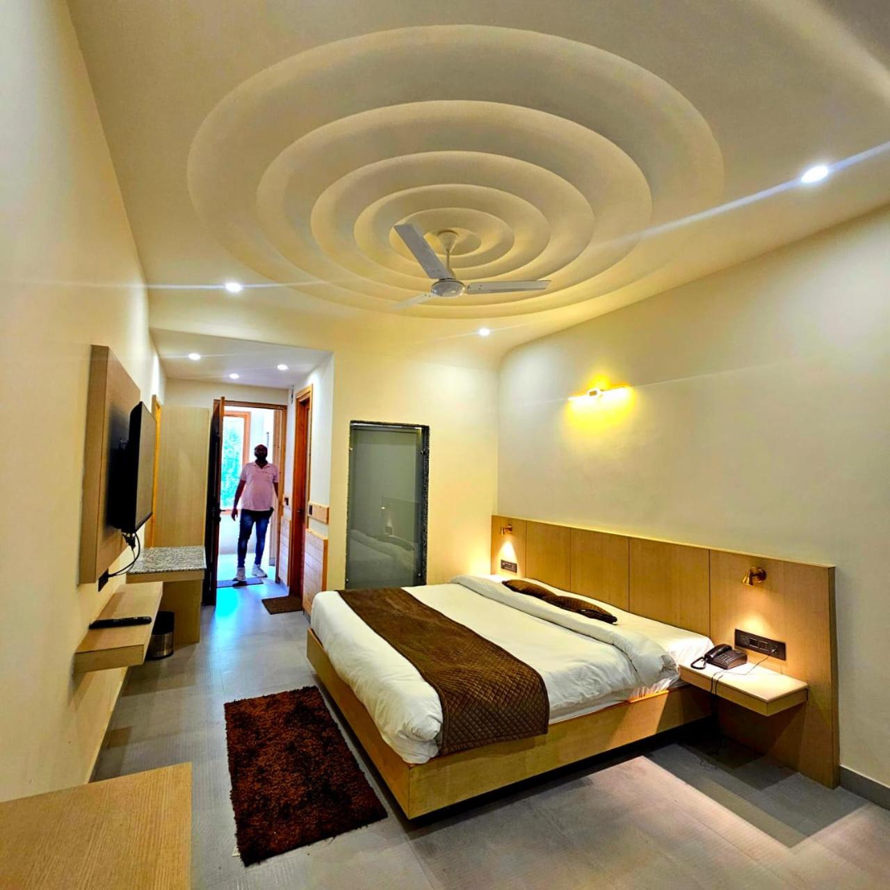 King Room with Balcony - Photo 33