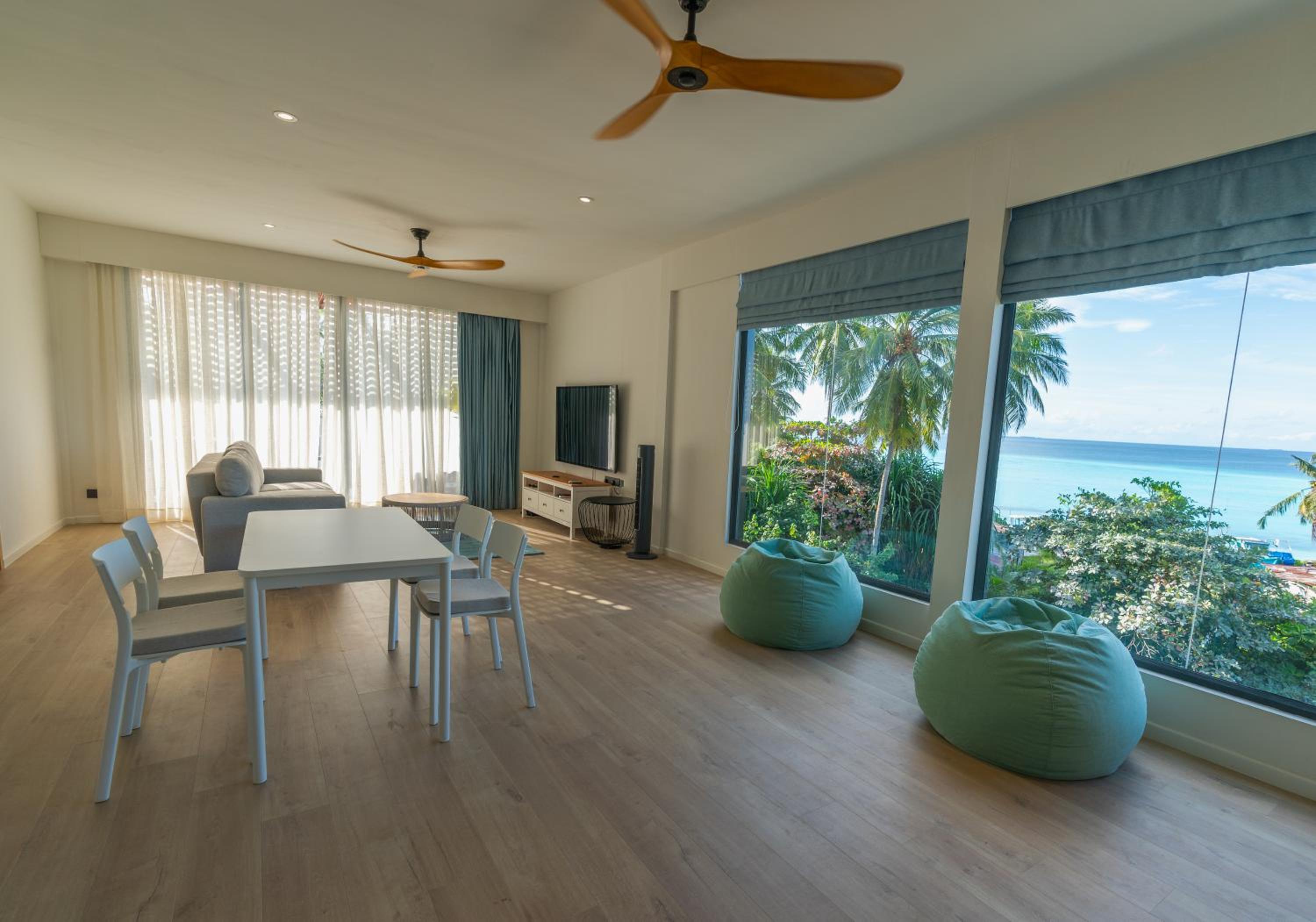 Deluxe Suite with Sea View photo 2
