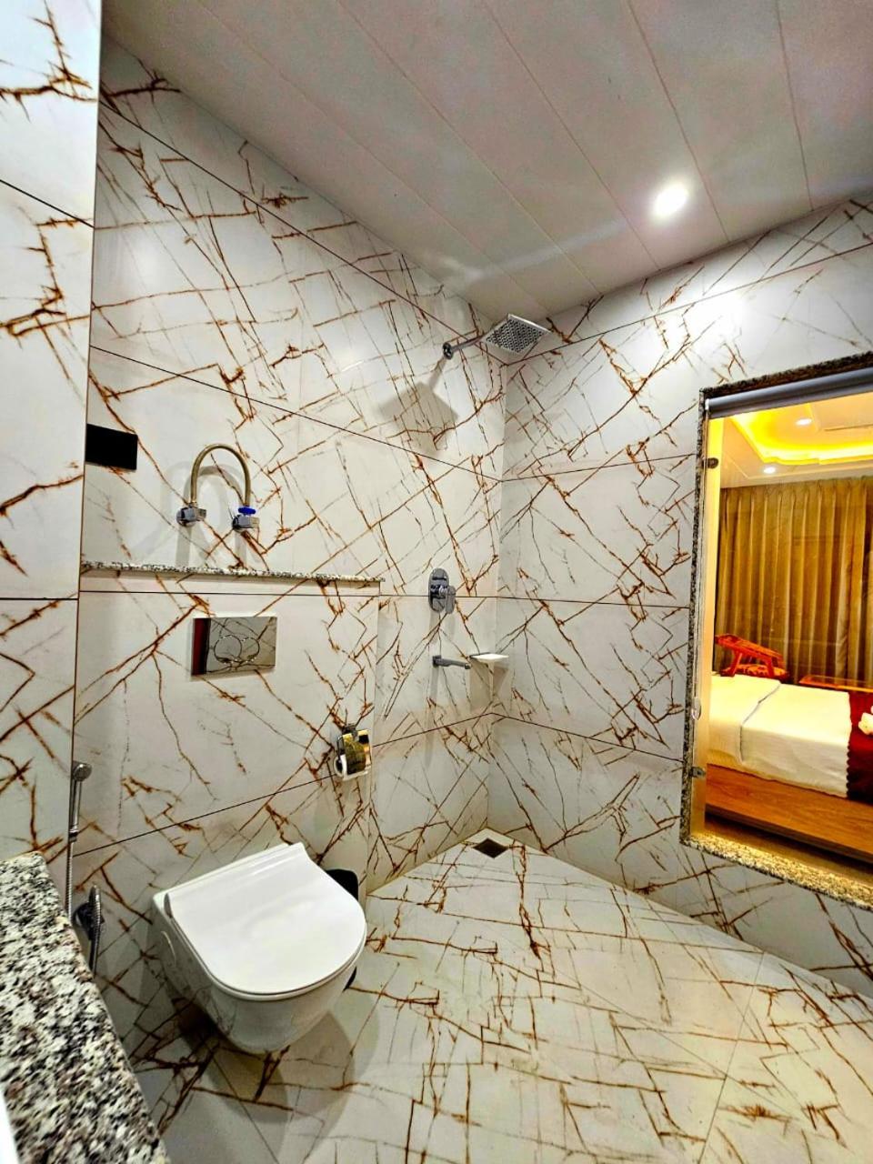 King Room with Balcony - Photo 32
