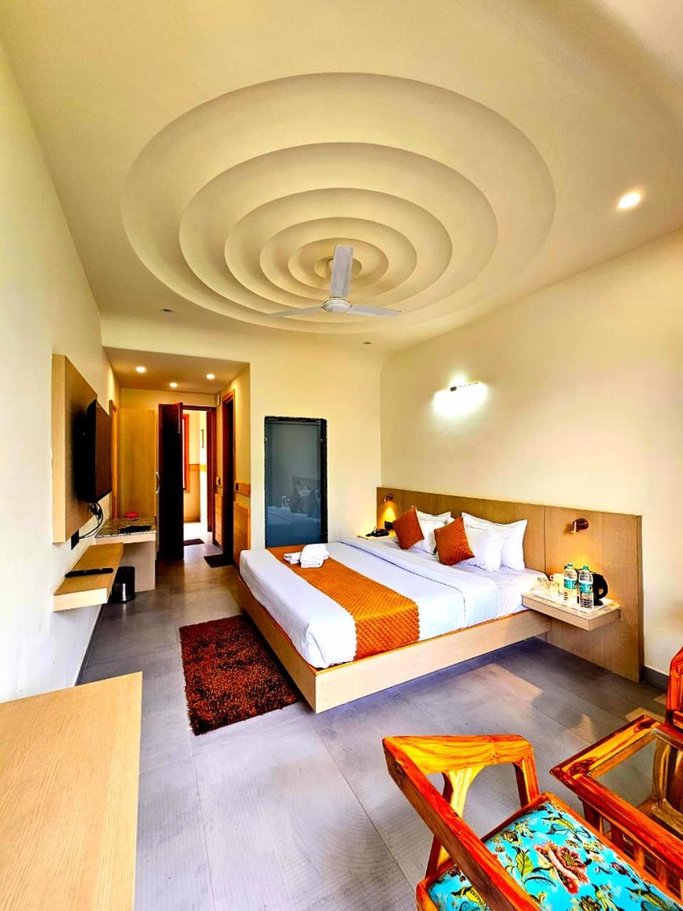 King Room with Balcony - Photo 30