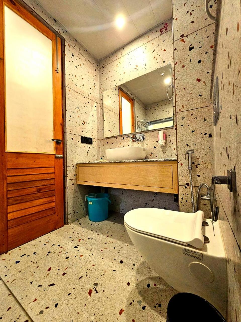 King Room with Balcony - Photo 28
