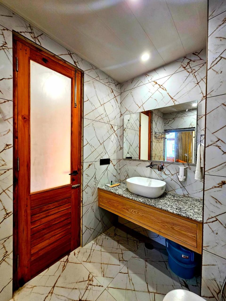 King Room with Balcony - Photo 27