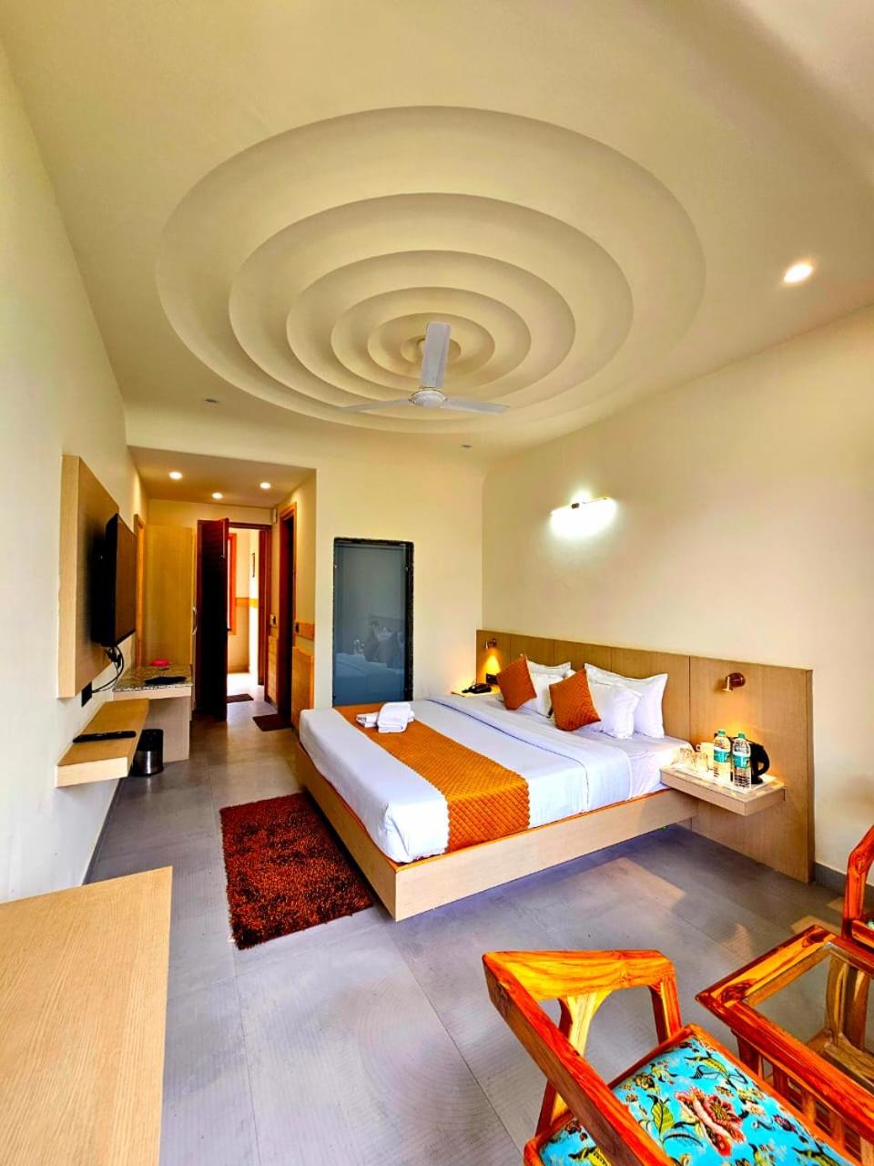 King Room with Balcony - Photo 22