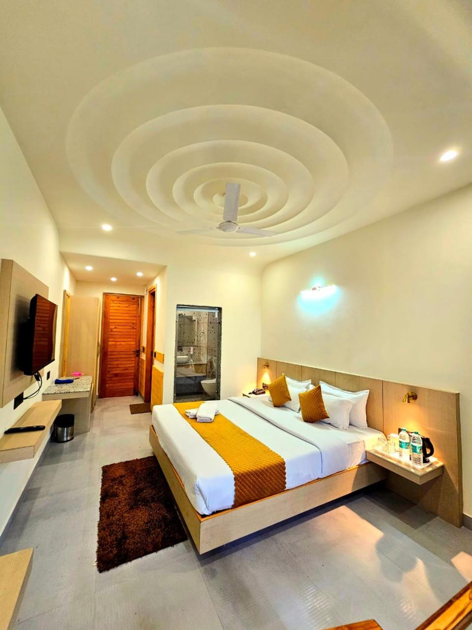 King Room with Balcony - Photo 21
