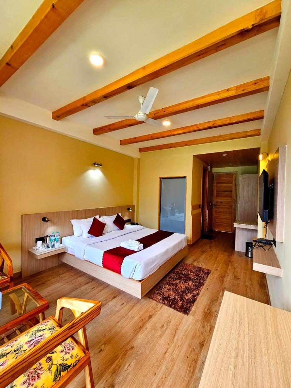 King Room with Balcony - Photo 20