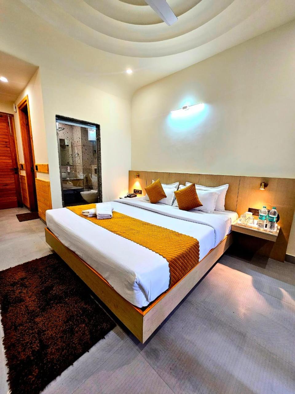 King Room with Balcony - Photo 19