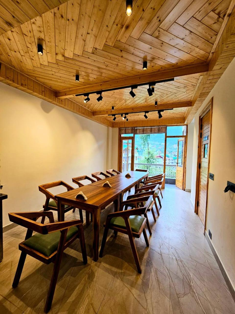 King Room with Balcony - Photo 17