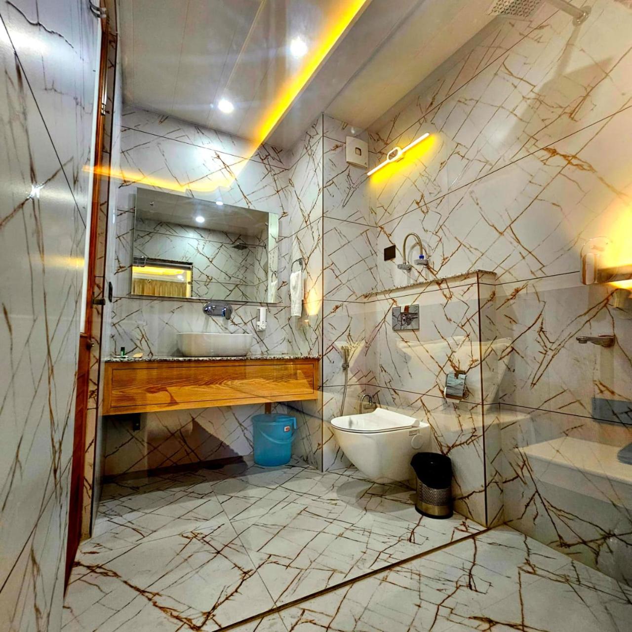 King Room with Balcony - Photo 16