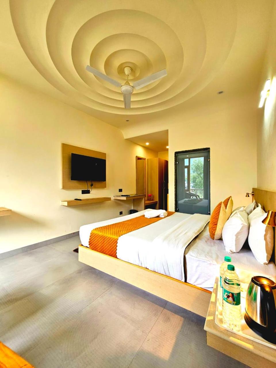 King Room with Balcony - Photo 15