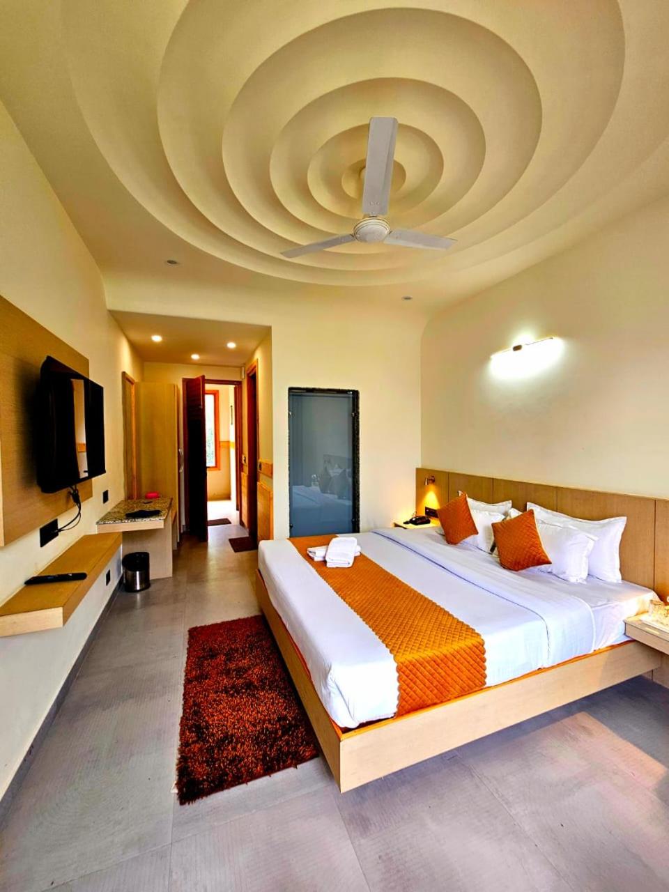 King Room with Balcony - Photo 14