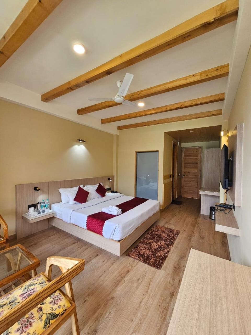 King Room with Balcony - Photo 13