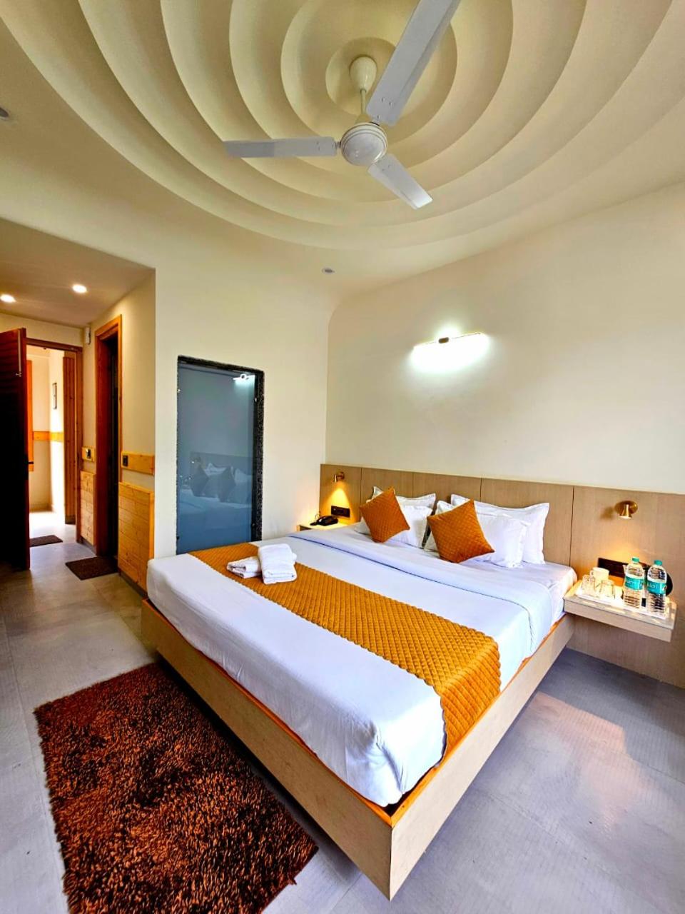 King Room with Balcony - Photo 12