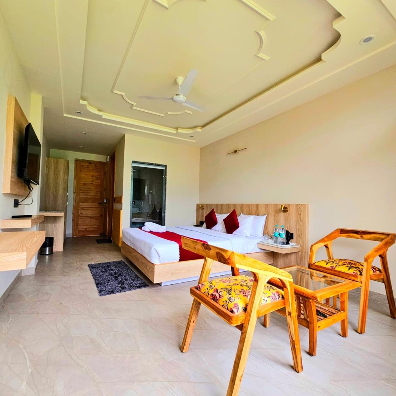 King Room with Balcony - Photo 11