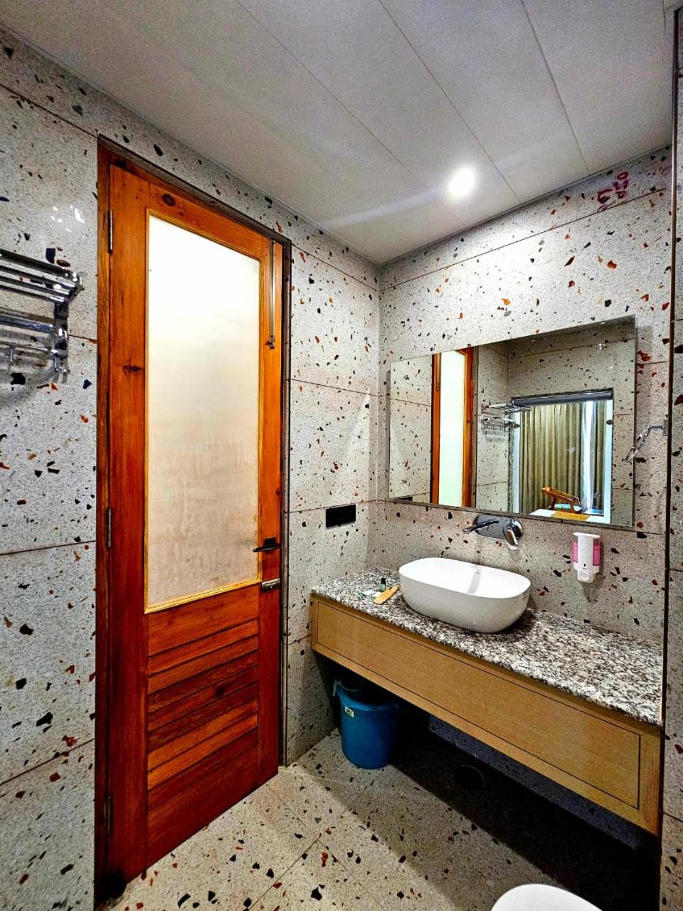 King Room with Balcony - Photo 10