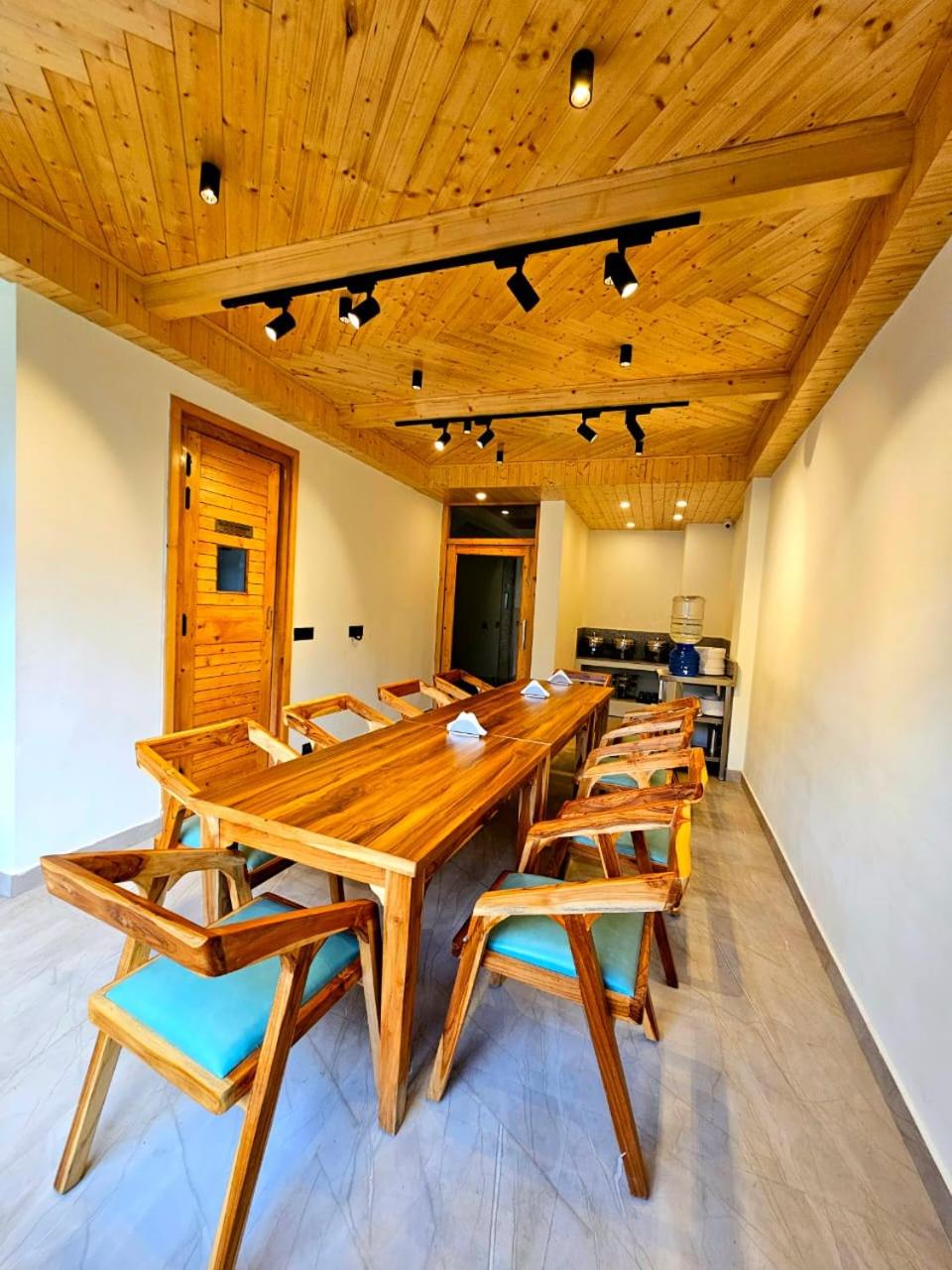 King Room with Balcony - Photo 9
