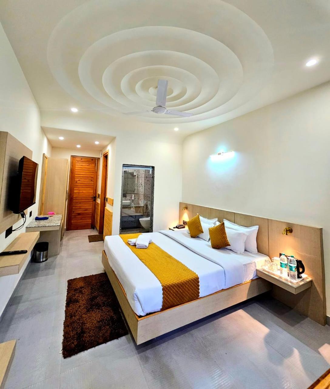 King Room with Balcony - Photo 8