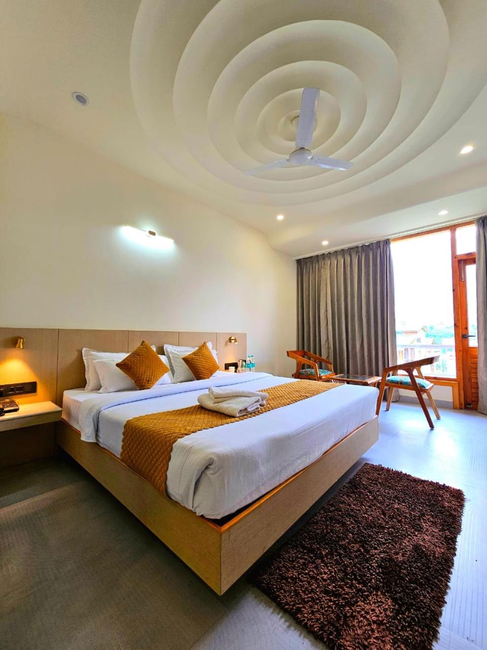 King Room with Balcony - Photo 7