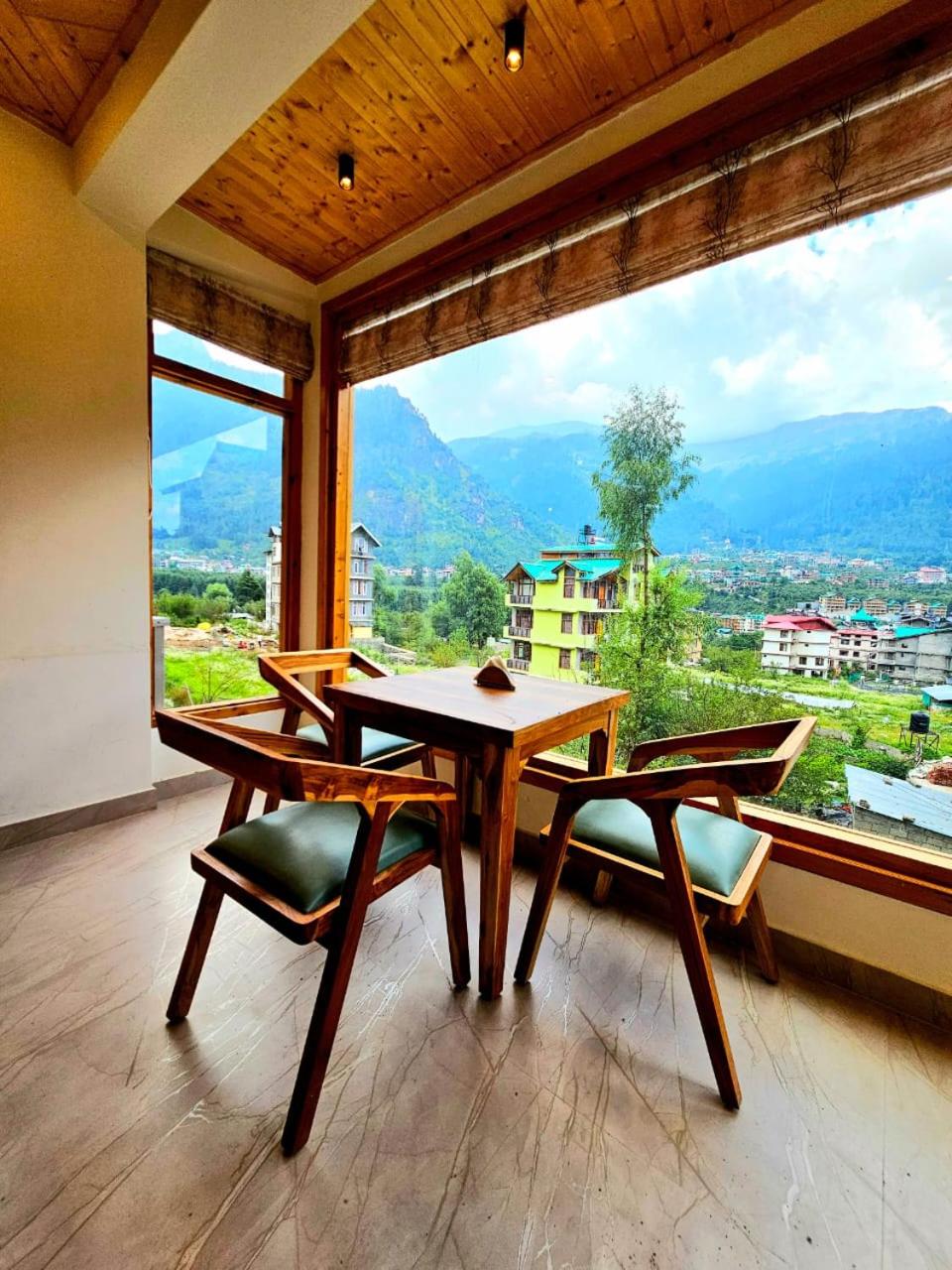 King Room with Balcony - Photo 6