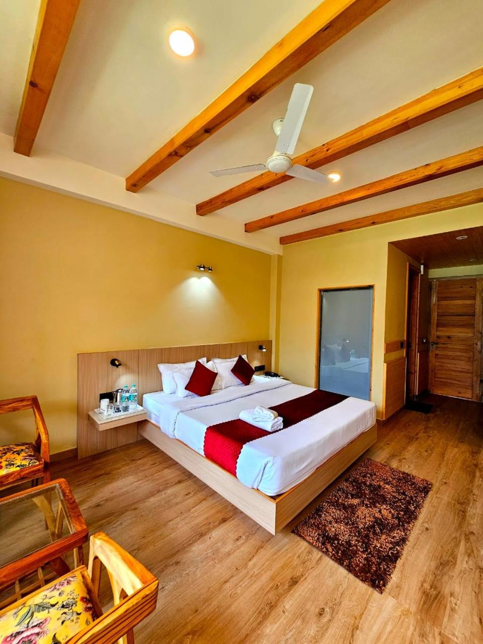 King Room with Balcony - Photo 5