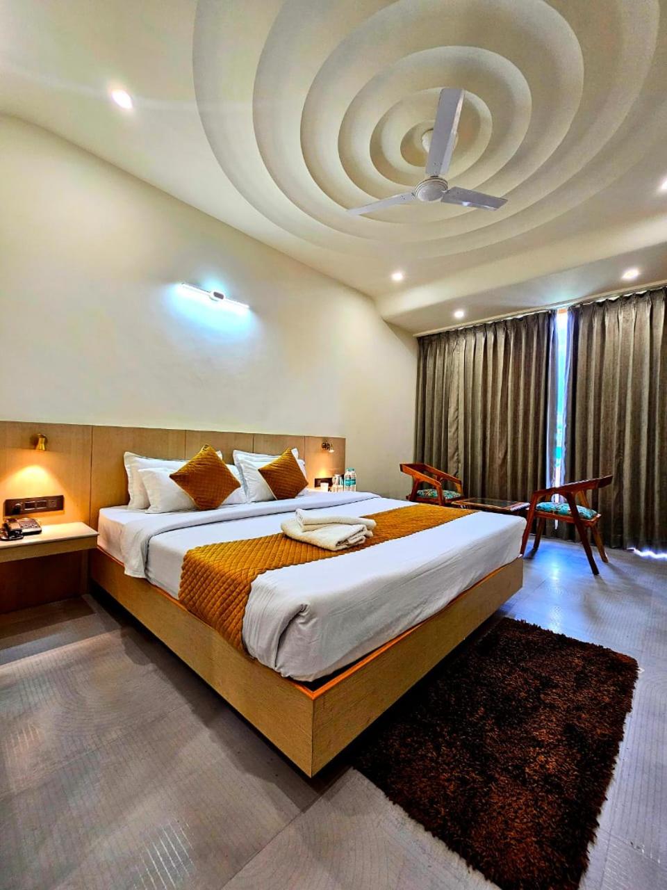 King Room with Balcony - Photo 4