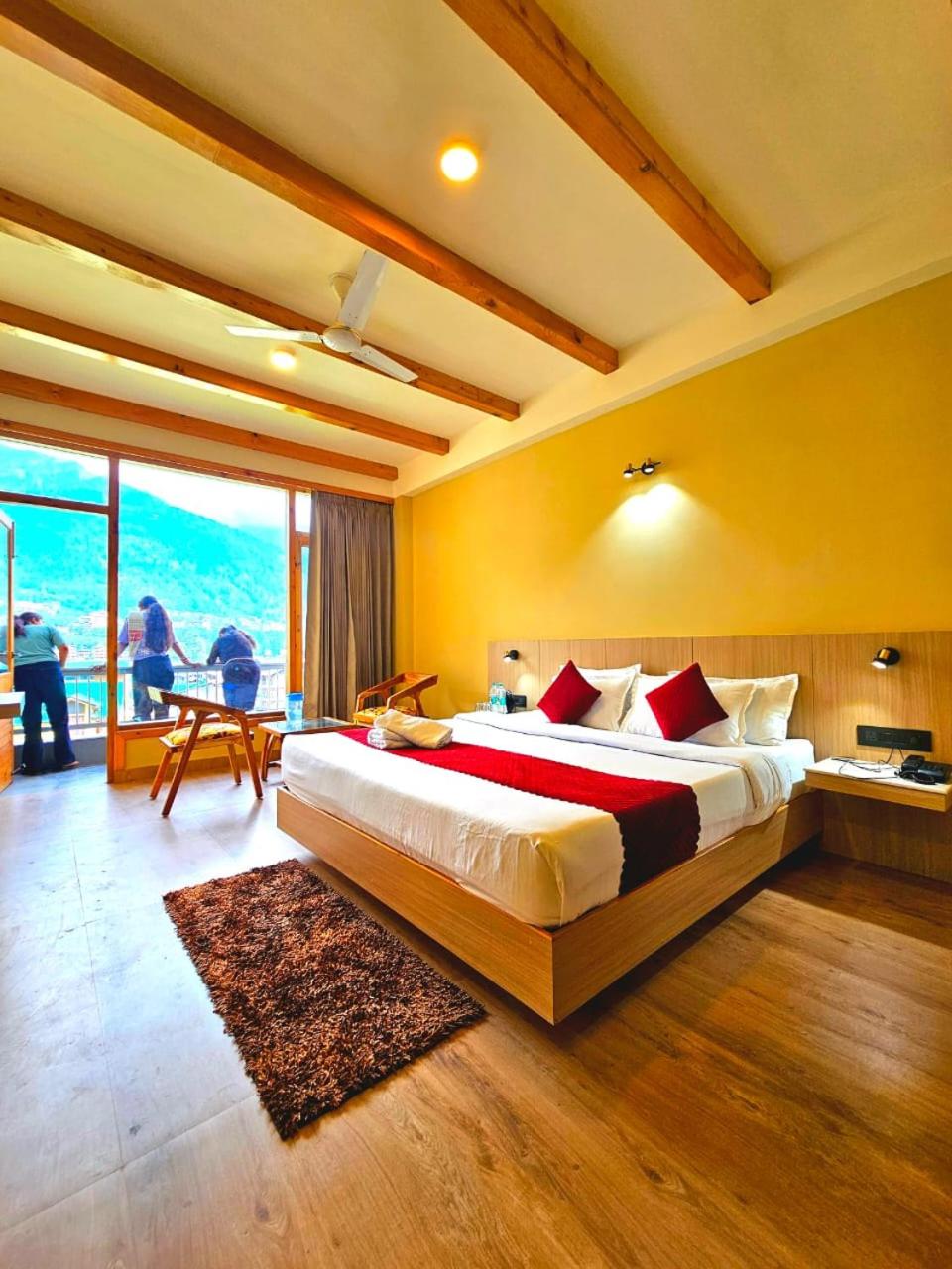 King Room with Balcony - Photo 3