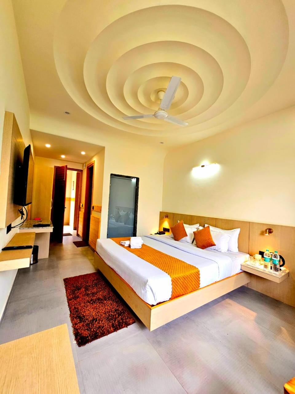 King Room with Balcony - Photo 2