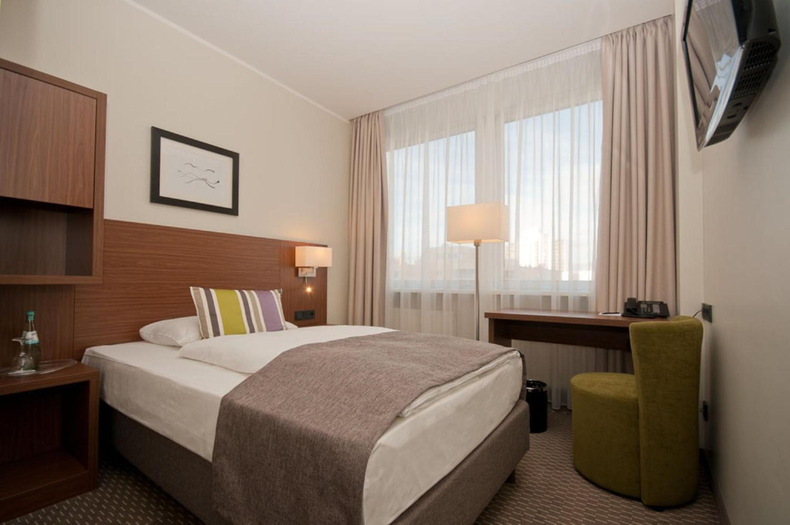 Standard Queen Room