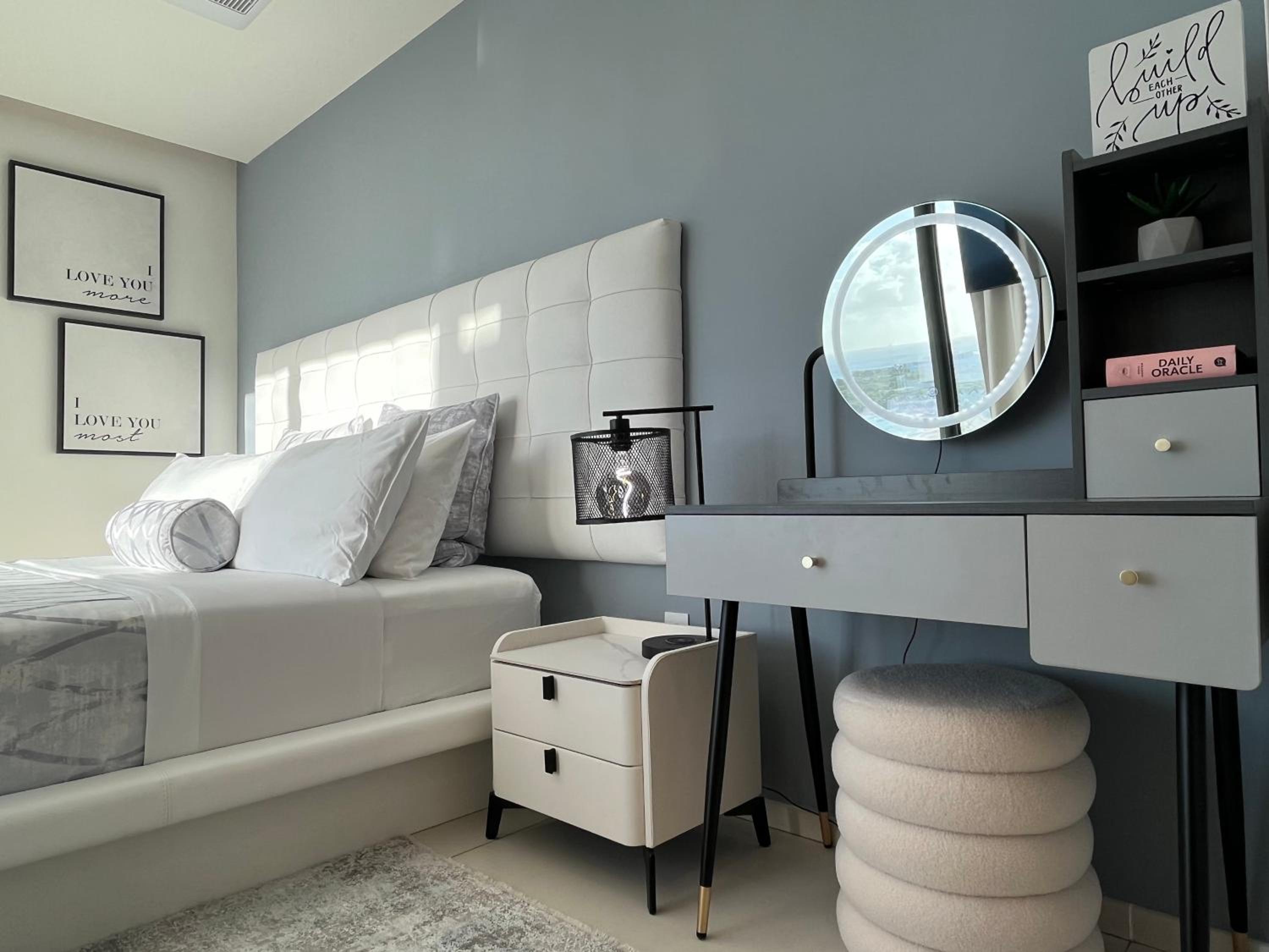 Two-Bedroom Apartment with Balcony and Sea View photo 3