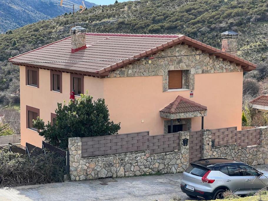 Six-Bedroom House photo 2